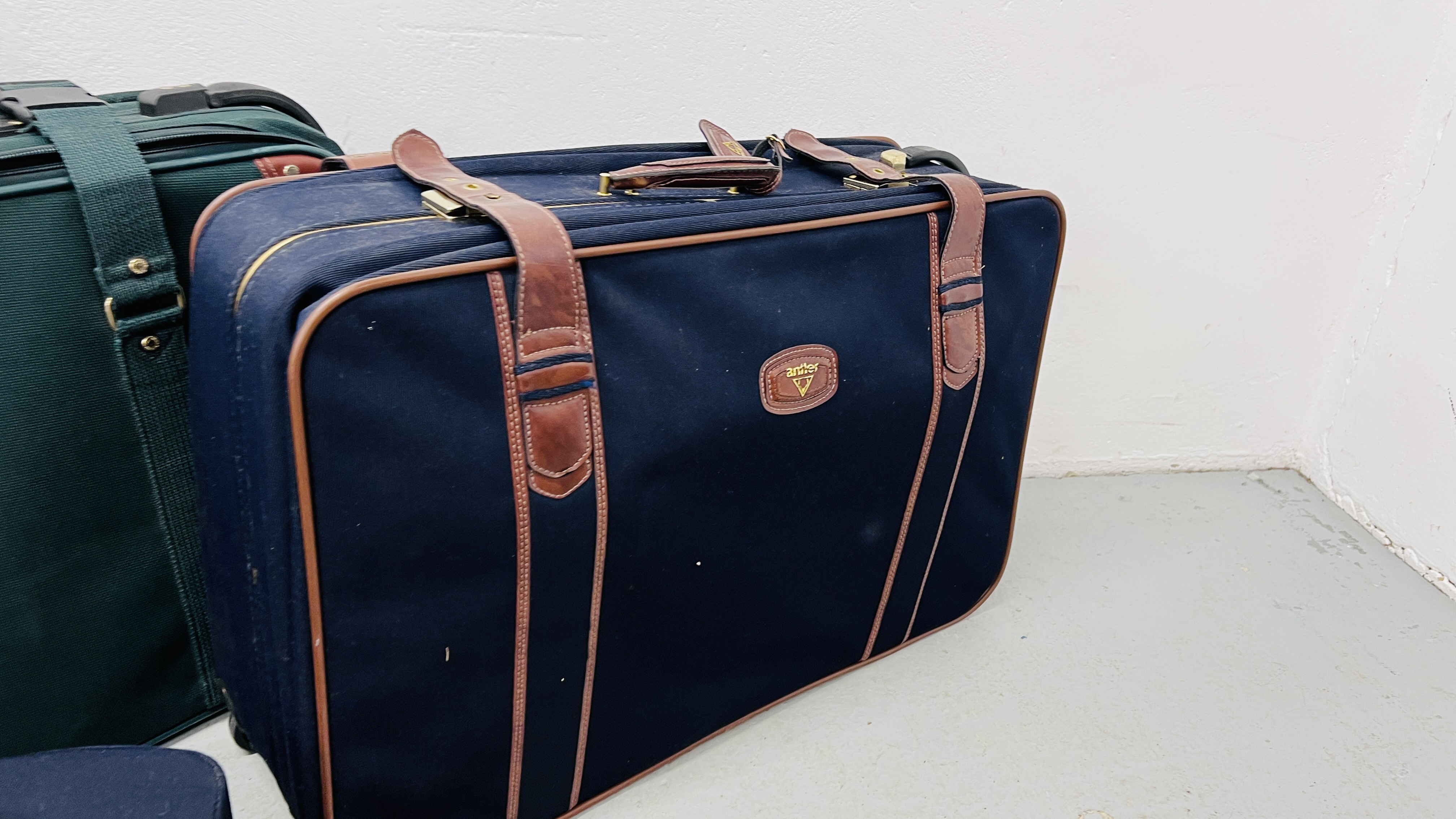 A GROUP OF LUGGAGE CASES TO INCLUDE ANTLER + GENTS ATTACHE CASE, A PANAMA HAT AND ONE OTHER, - Image 2 of 11