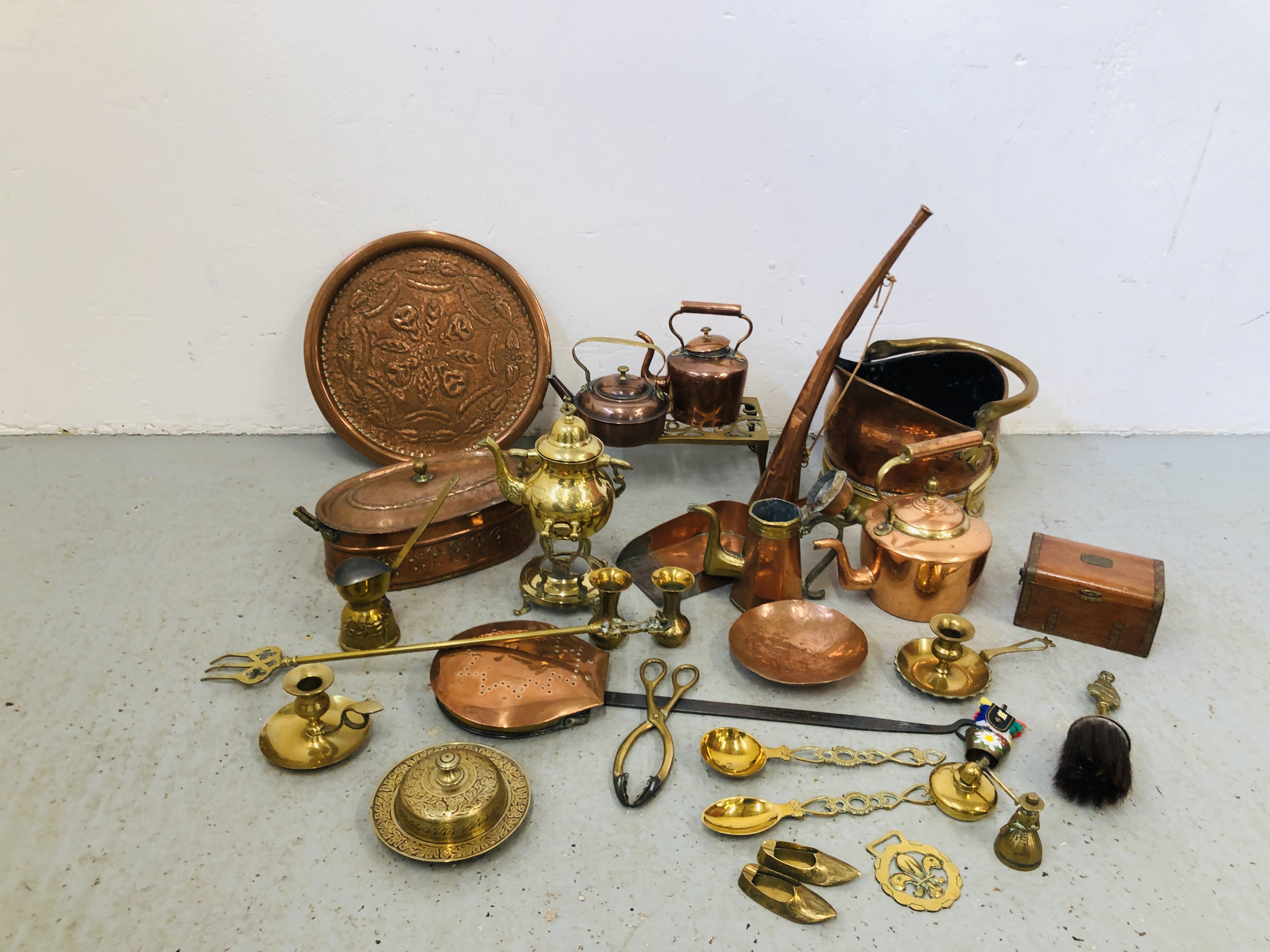 AN ASSORTED COLLECTION OF VINTAGE METAL WARES TO INCLUDE BRASS AND COPPER COAL BUCKET, KETTLES,