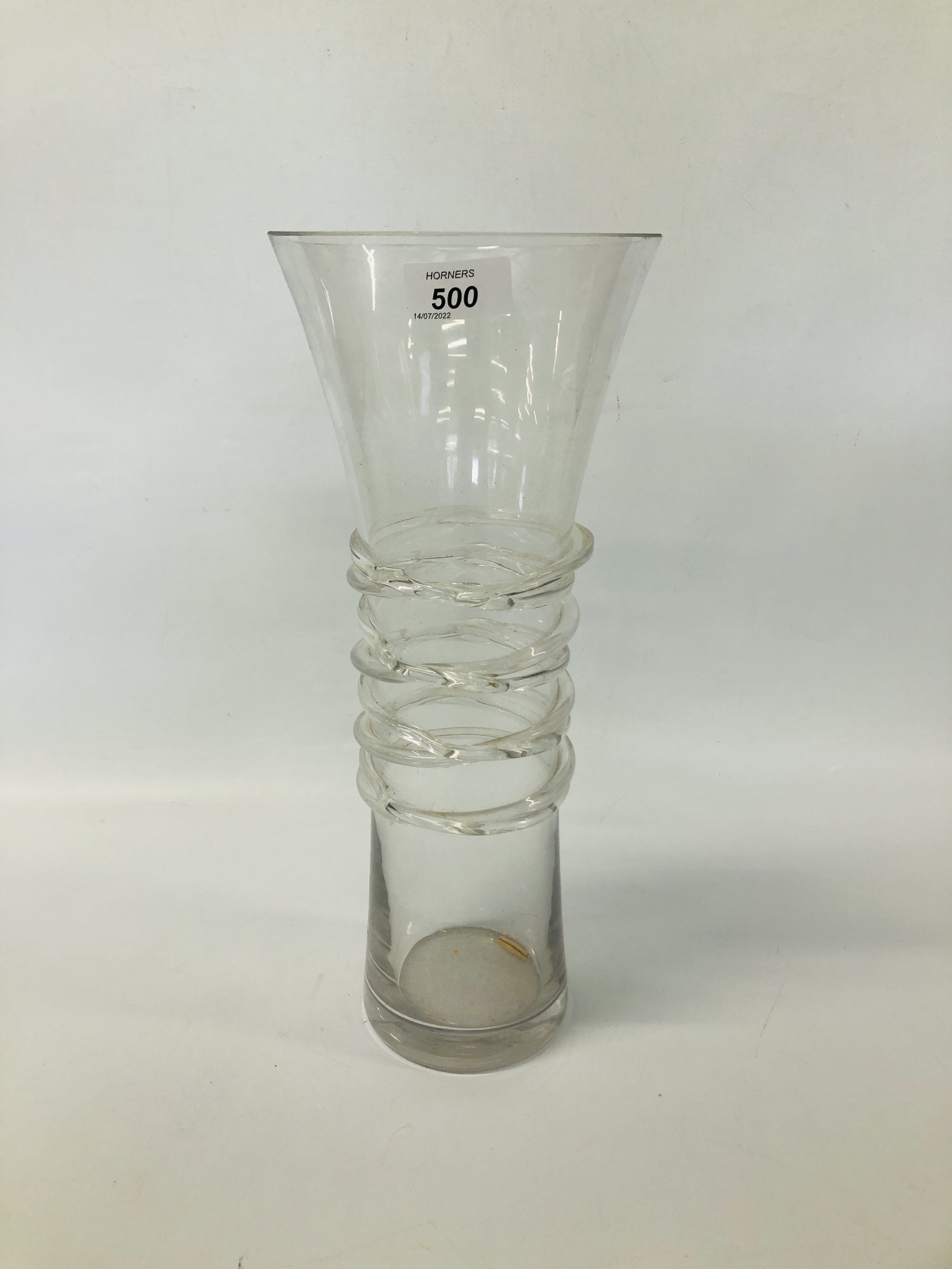 AN ATTRACTIVE CLEAR GLASS VASE H 39.5CM.