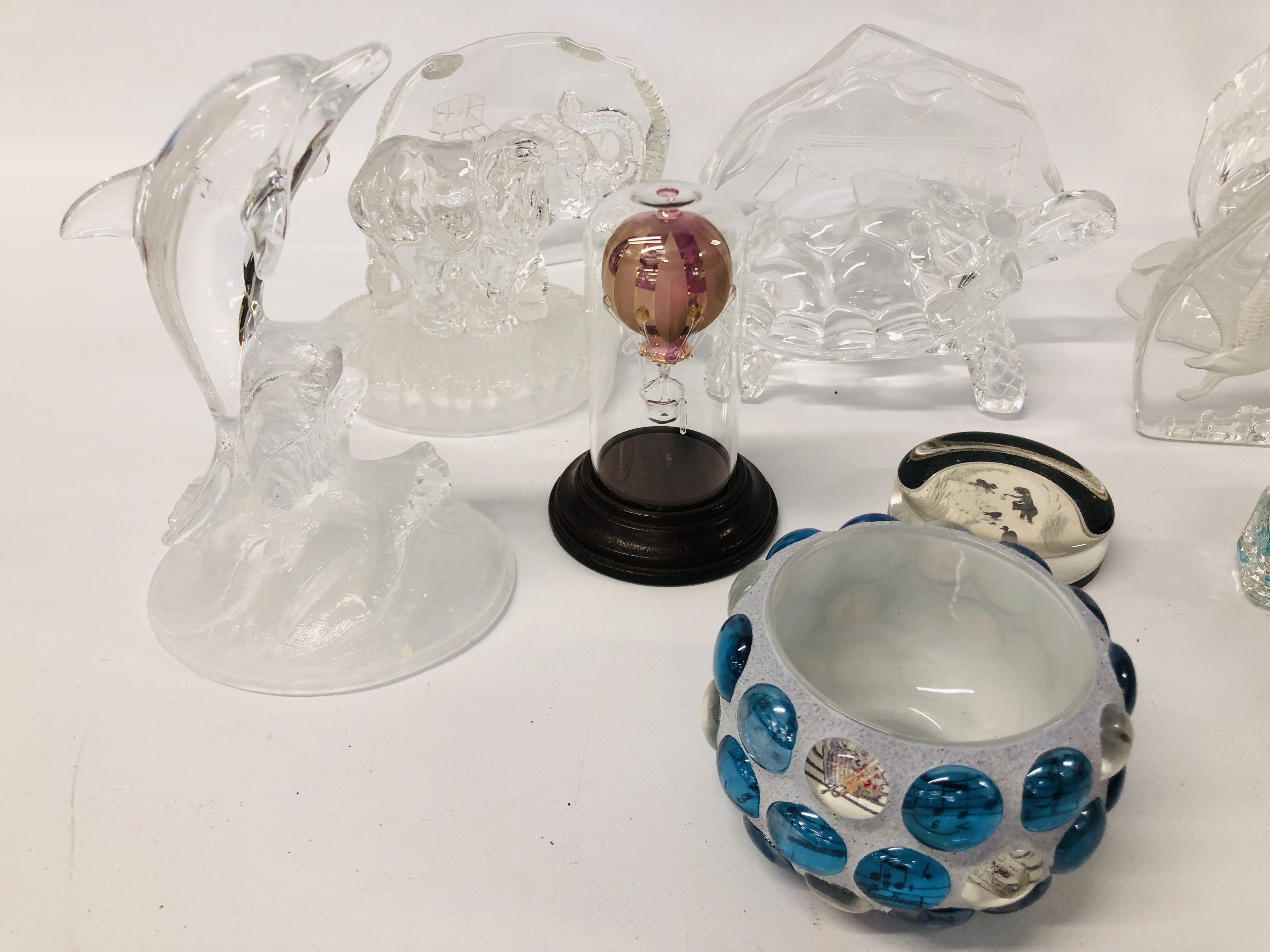 COLLECTION OF ASSORTED CLEAR GLASS ORNAMENTS TO INCLUDE A SEAHORSE, DOLPHIN, ELEPHANTS ETC. - Image 6 of 6