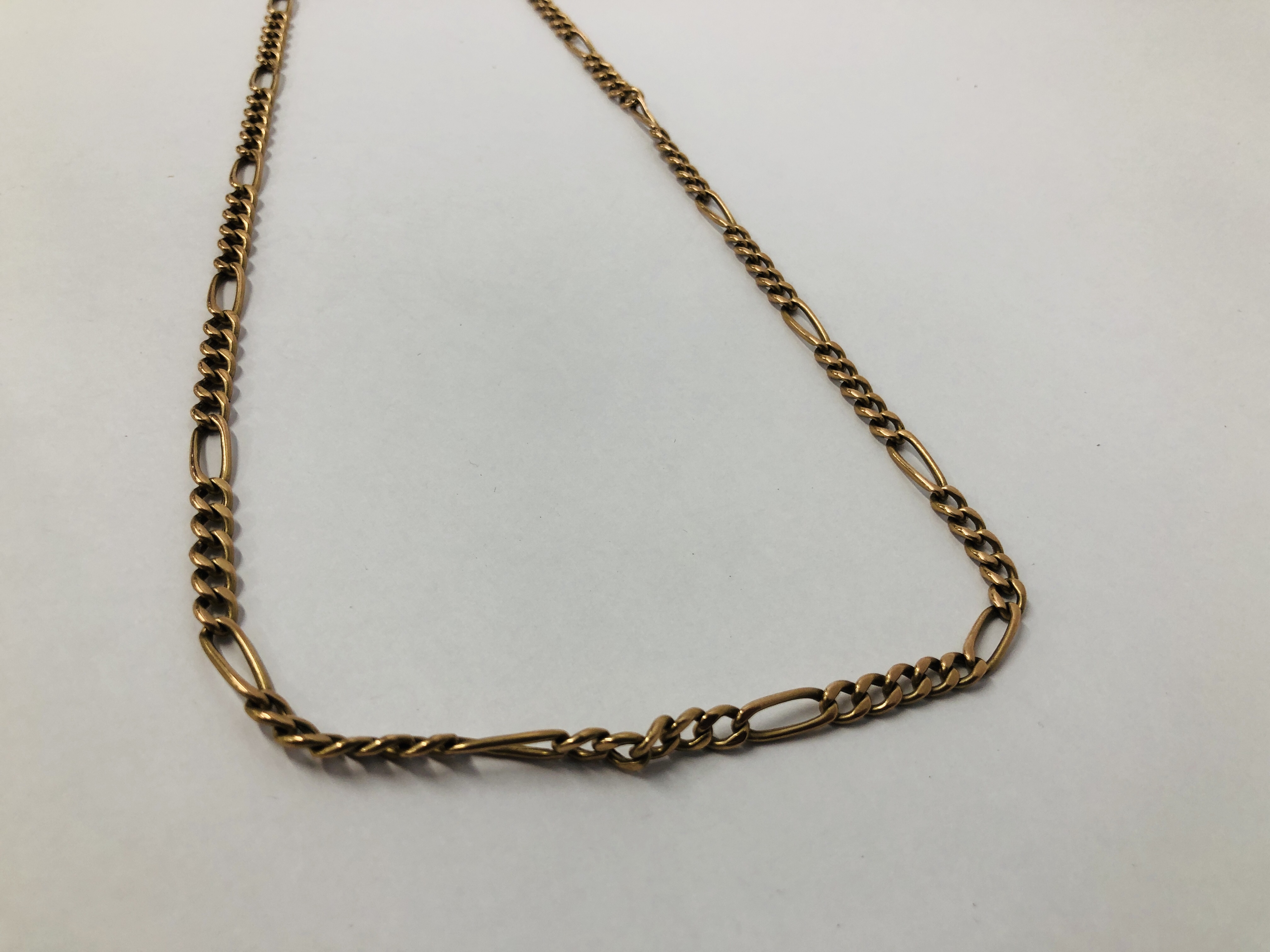 A 9CT GOLD FIGARO LINK NECKLACE LENGTH 64CM. - Image 6 of 7