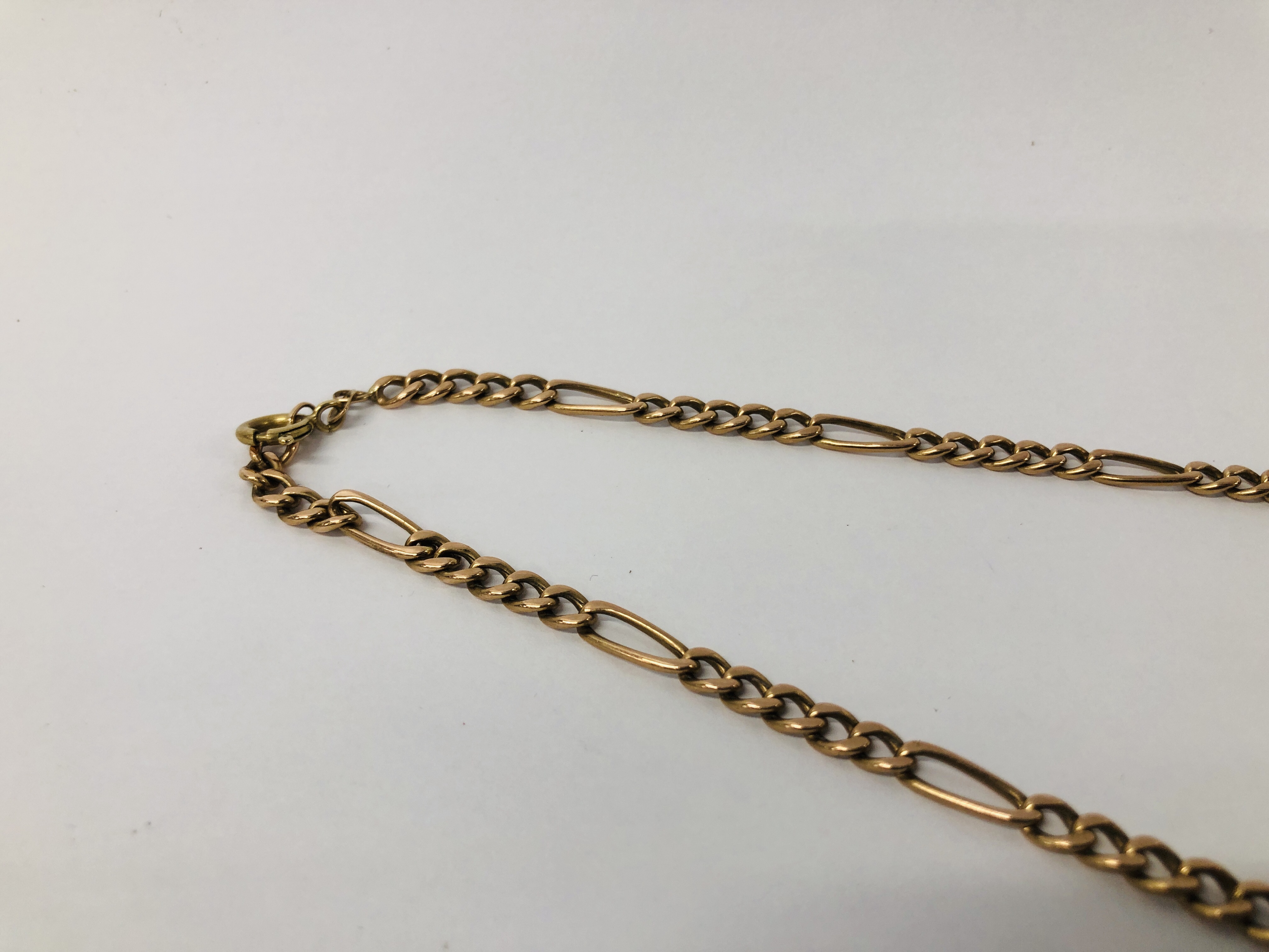 A 9CT GOLD FIGARO LINK NECKLACE LENGTH 64CM. - Image 2 of 7