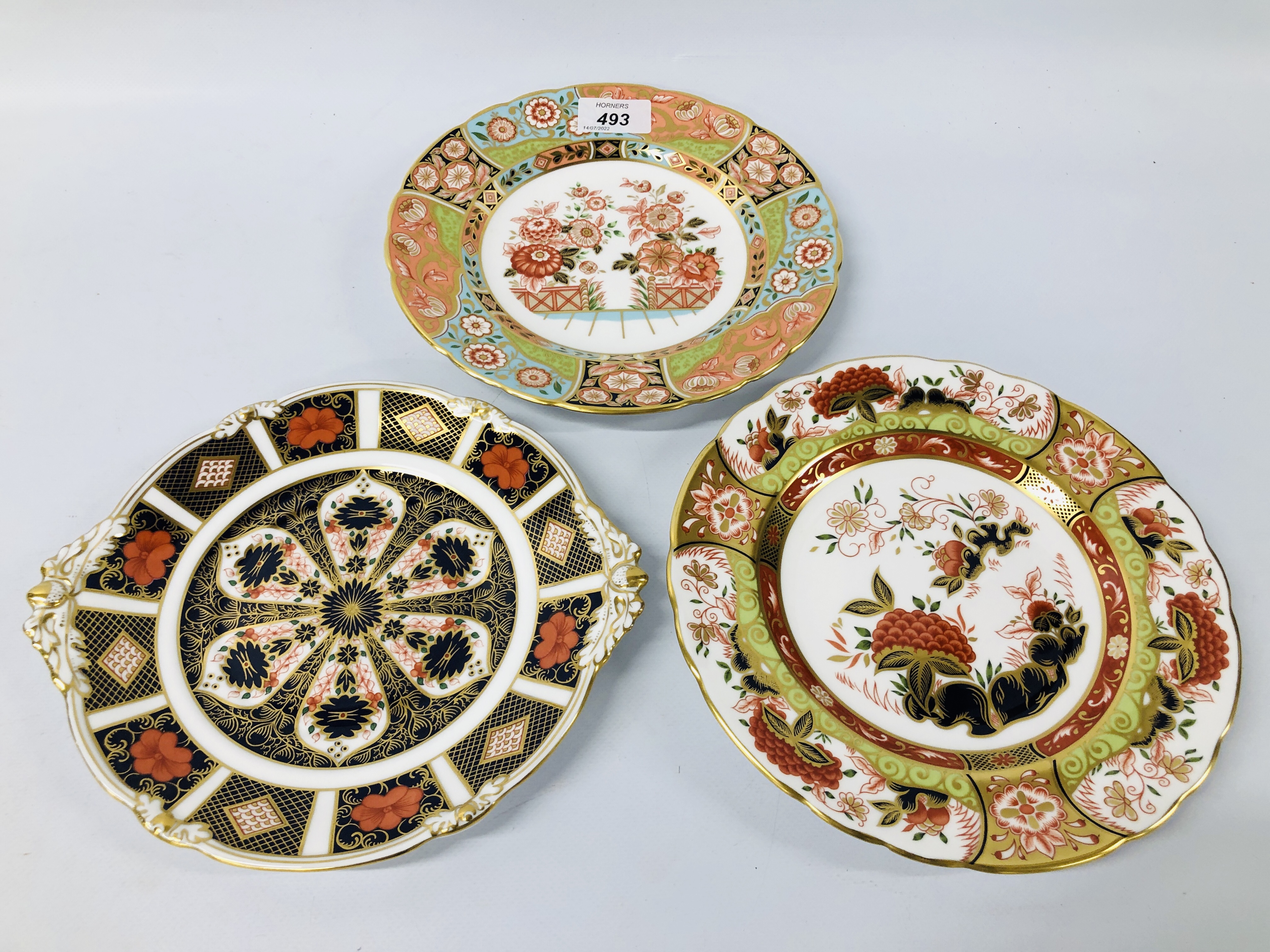 COLLECTION OF SIX ROYAL CROWN DERBY PLATES TO INCLUDE TWO IMARI, CHRYSANTHEMUM GOLDEN PEONY, - Image 2 of 6