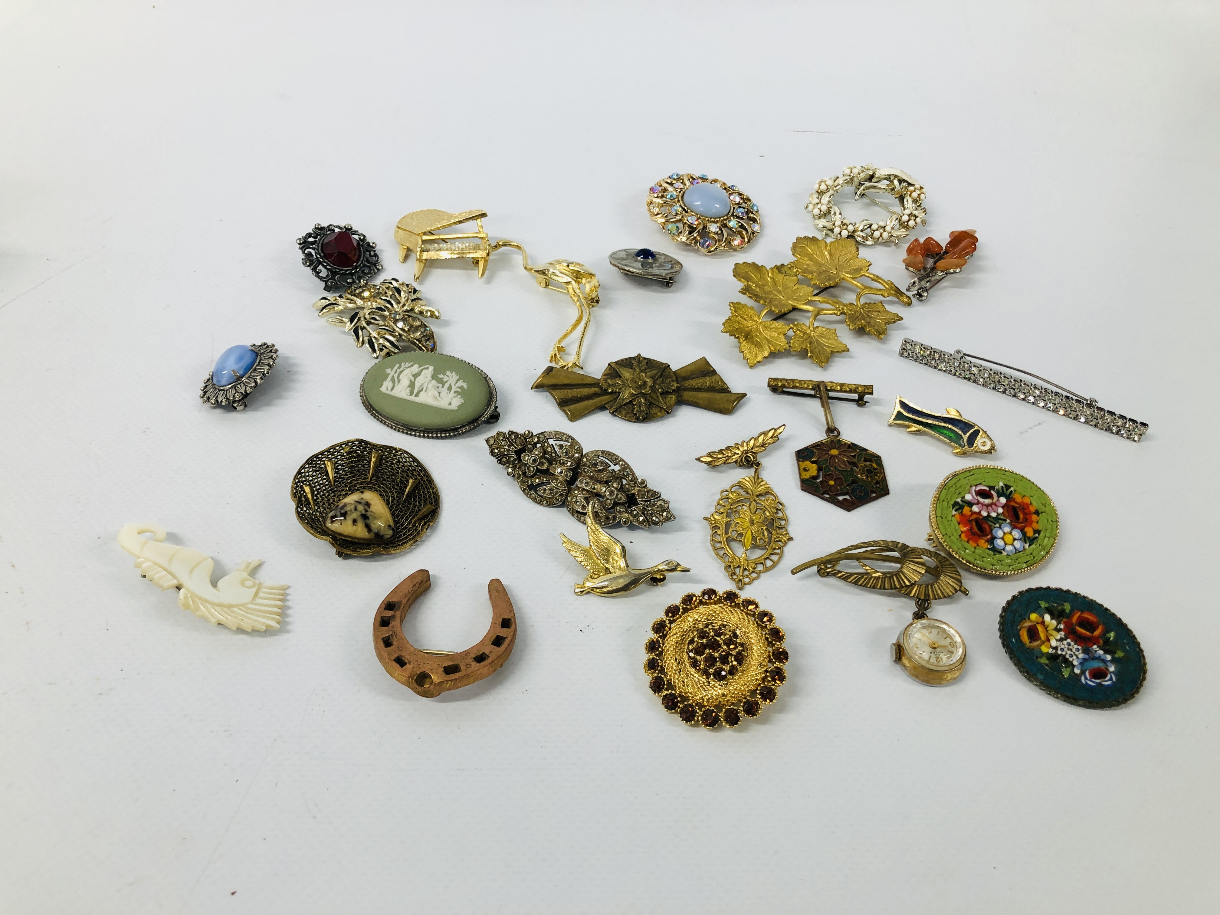 BOX OF VINTAGE BROOCHES TO INCLUDE MICRO MOSAIC ETC.