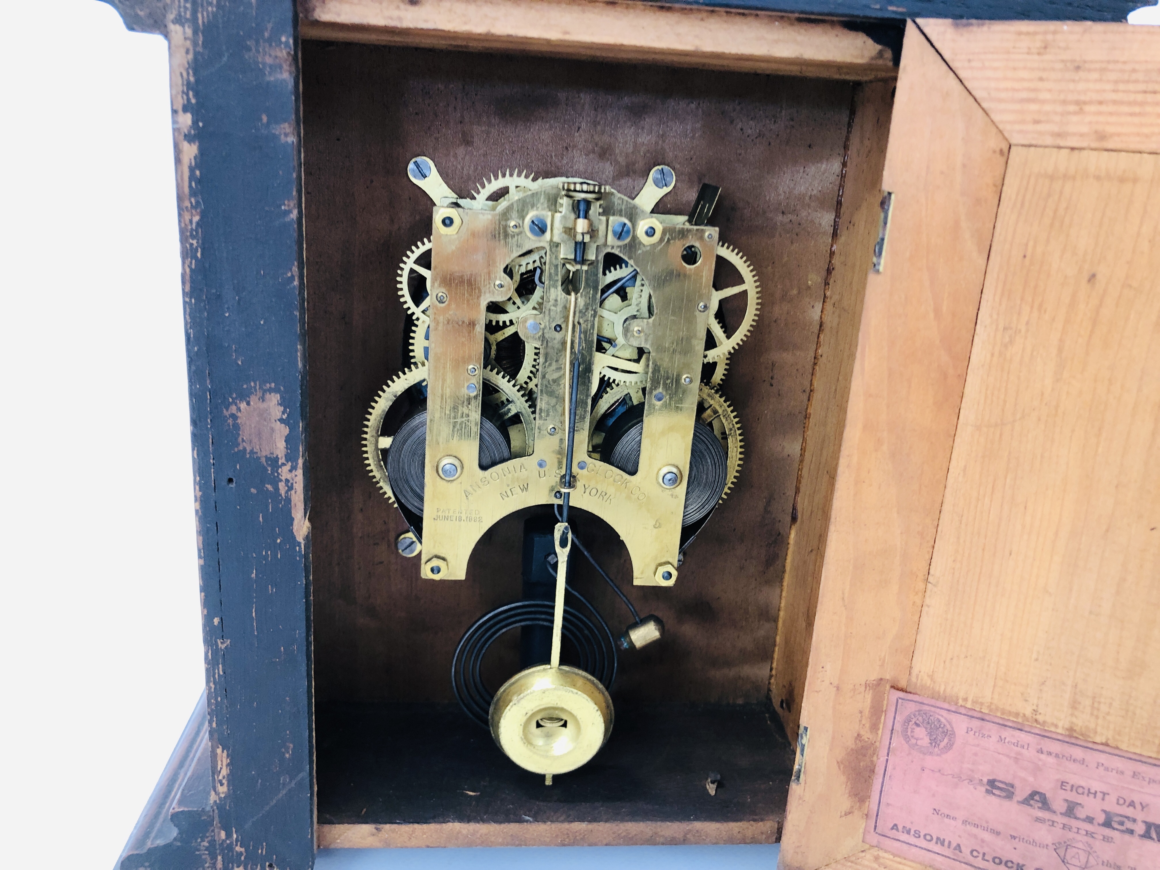 A DECORATIVE OAK CASED MANTEL CLOCK WITH CARVED DETAIL AND PENDULUM H 38CM. - Image 7 of 9