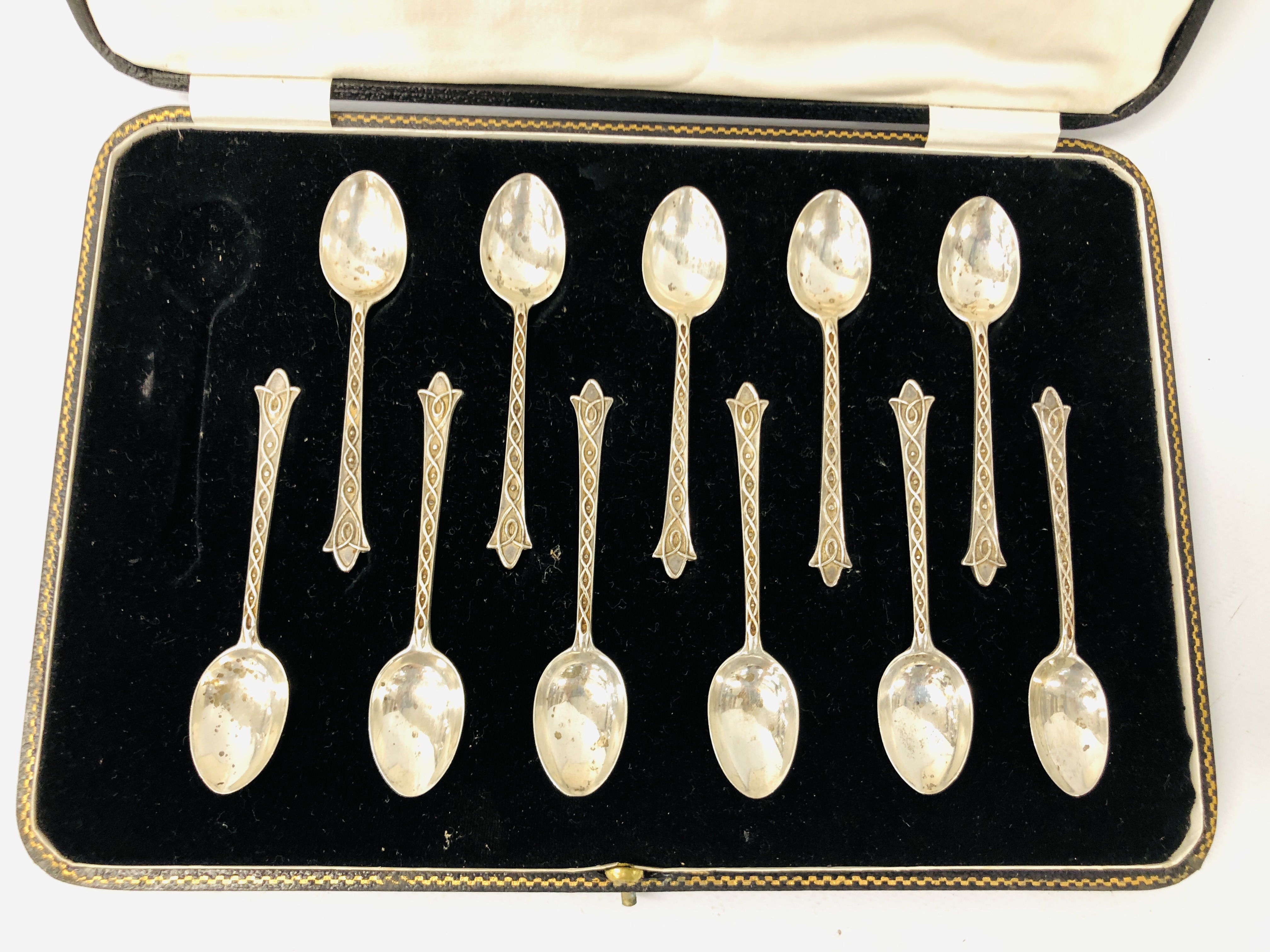 A CASE CONTAINING ELEVEN SILVER TEASPOONS STAMPED C.E. - Image 2 of 5