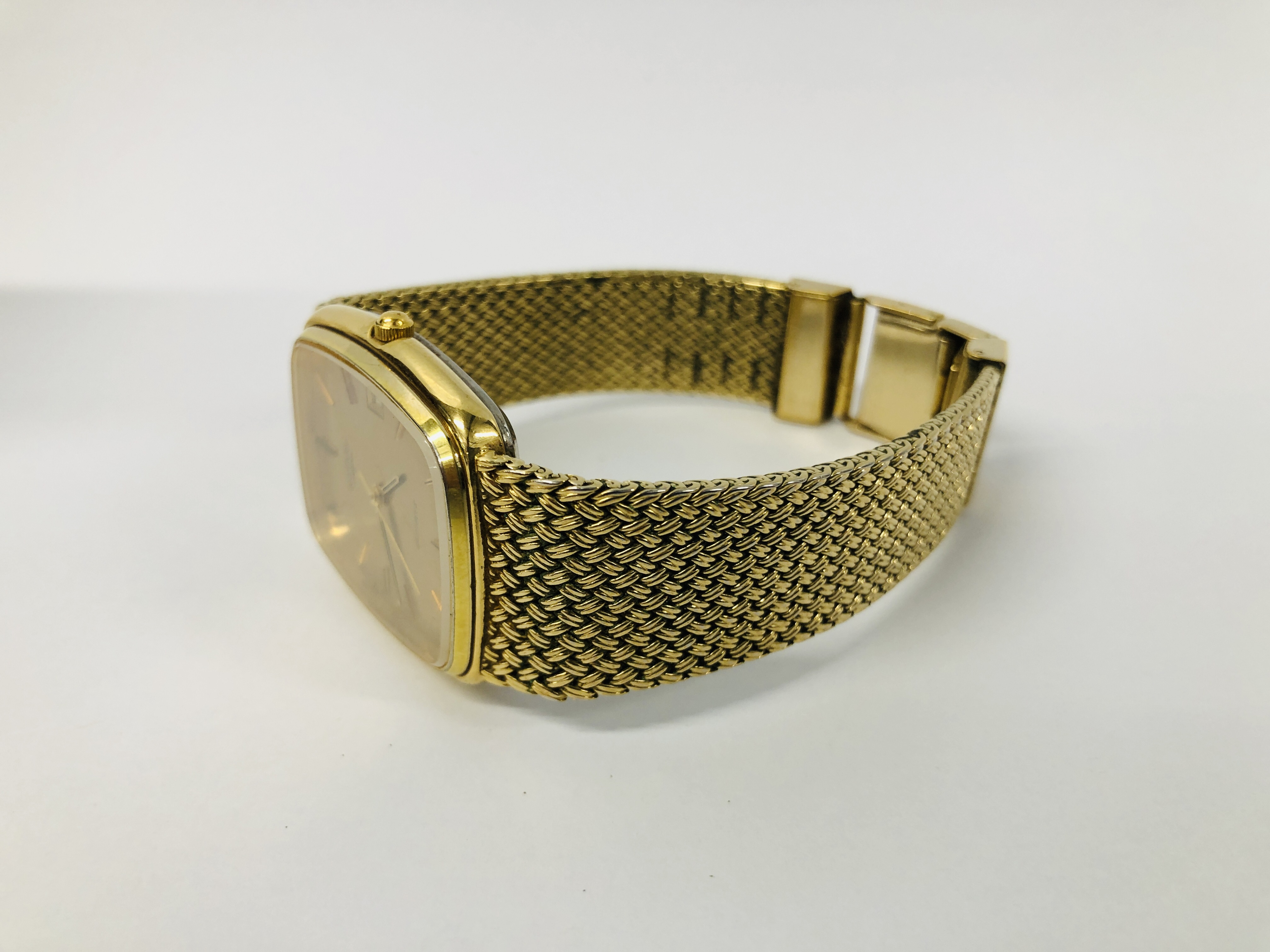 A GENTLEMAN'S ROTARY WRIST WATCH ON GOLD PLATED BRAIDED BRACELET, QUARTZ MOVEMENT. - Image 3 of 7
