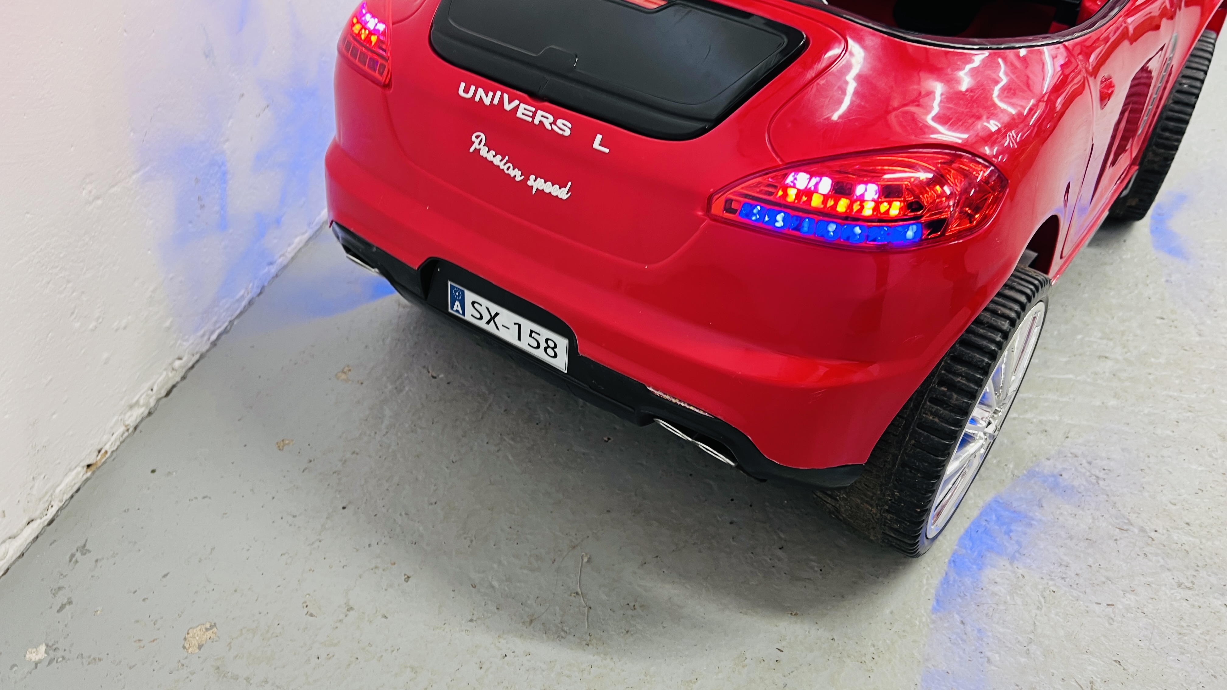 A BATTERY POWERED CHILD'S ELECTRIC CAR COMPLETE WITH CHARGER - SOLD AS SEEN. - Image 8 of 8