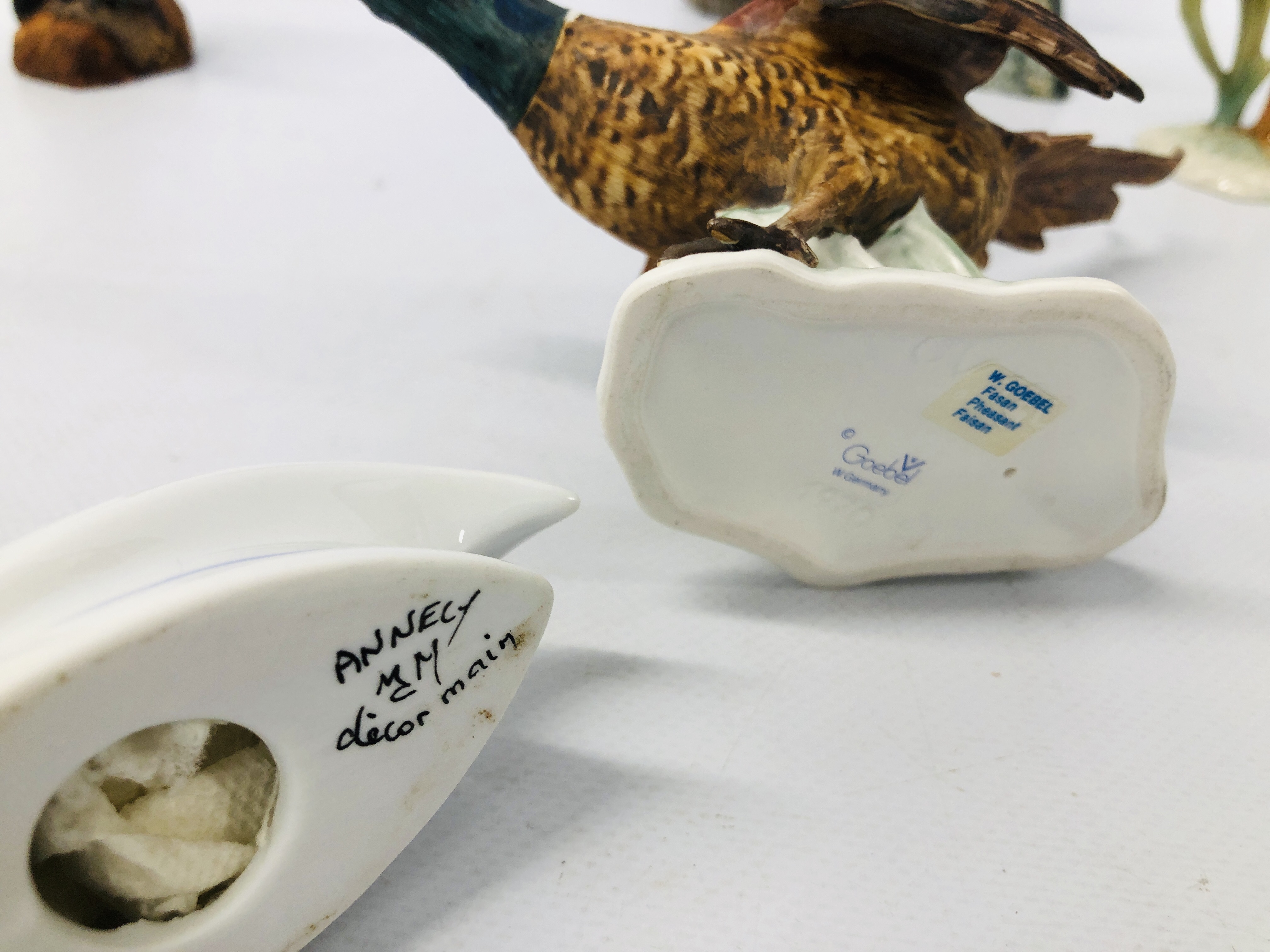 COLLECTION OF CABINET ORNAMENTS TO INCLUDE AN ANNELY SWAN, TREEN KINGFISHER, GOEBEL PHEASANT, - Image 6 of 6