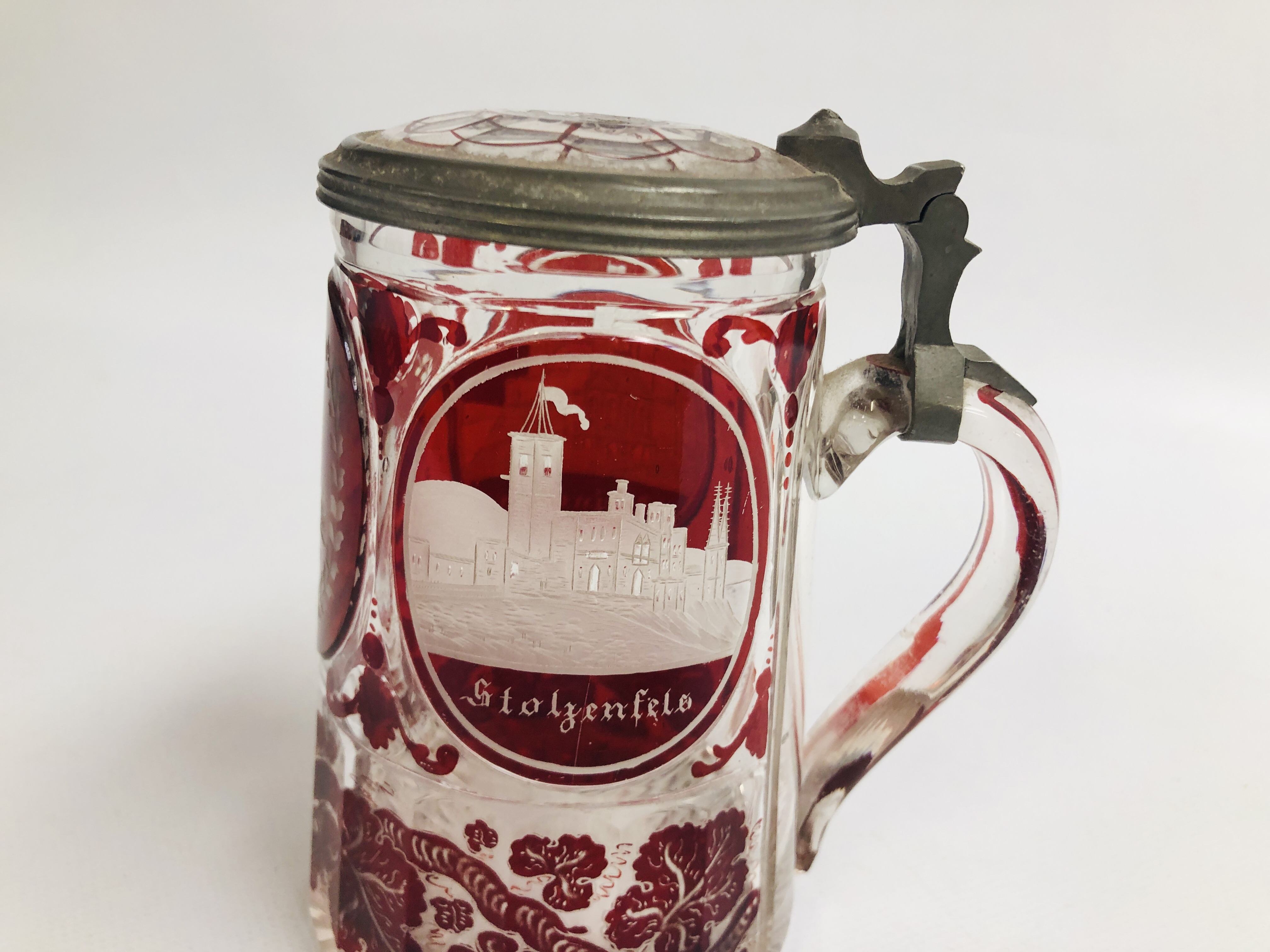 VINTAGE GLASS STEIN WITH ETCHED GLASS DETAIL - Image 2 of 8