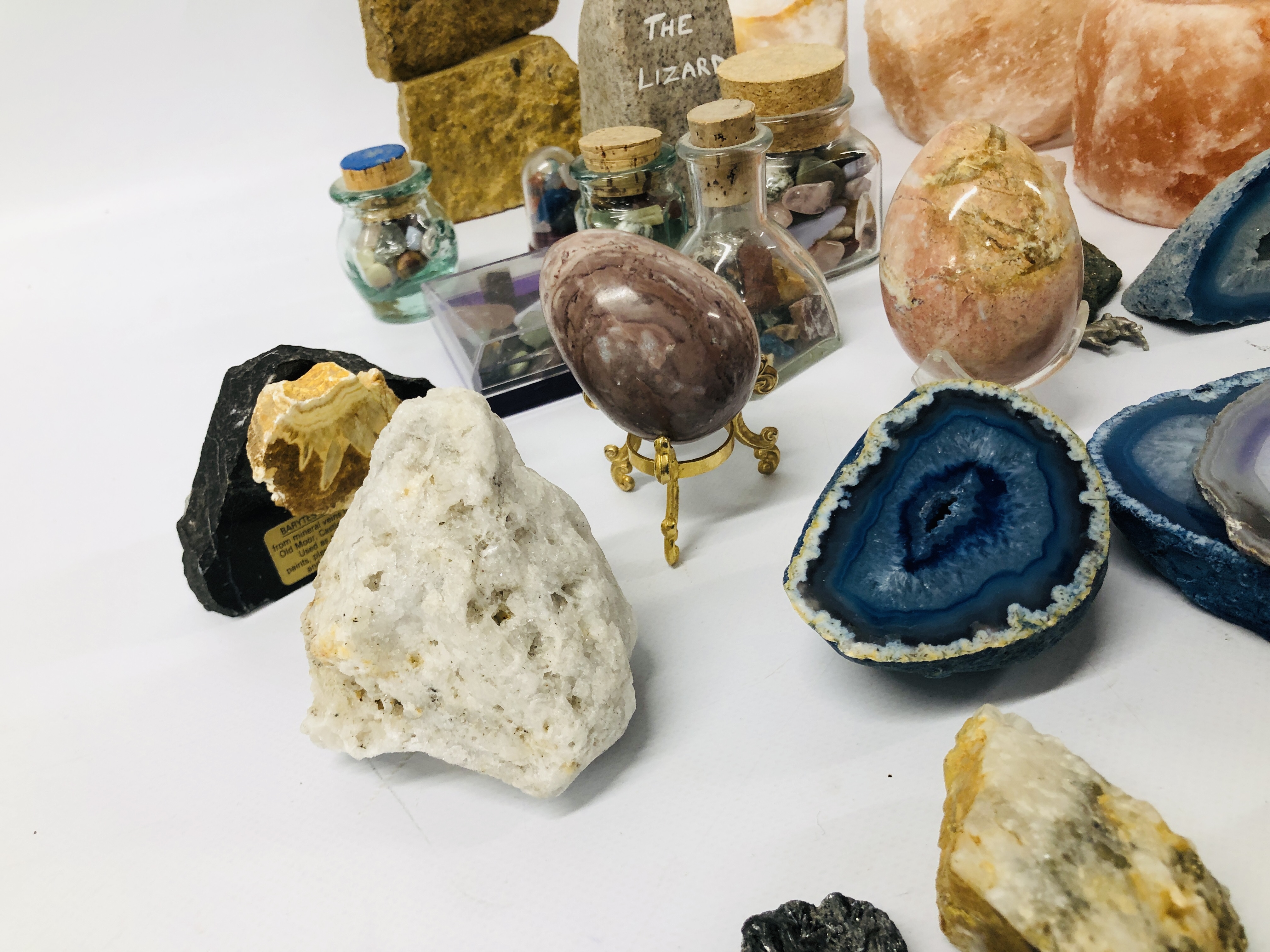 BOX OF ASSORTED HARDSTONE AND CRYSTAL SAMPLES ETC + SIX SHELL ANIMALS AND BIRDS. - Image 8 of 10