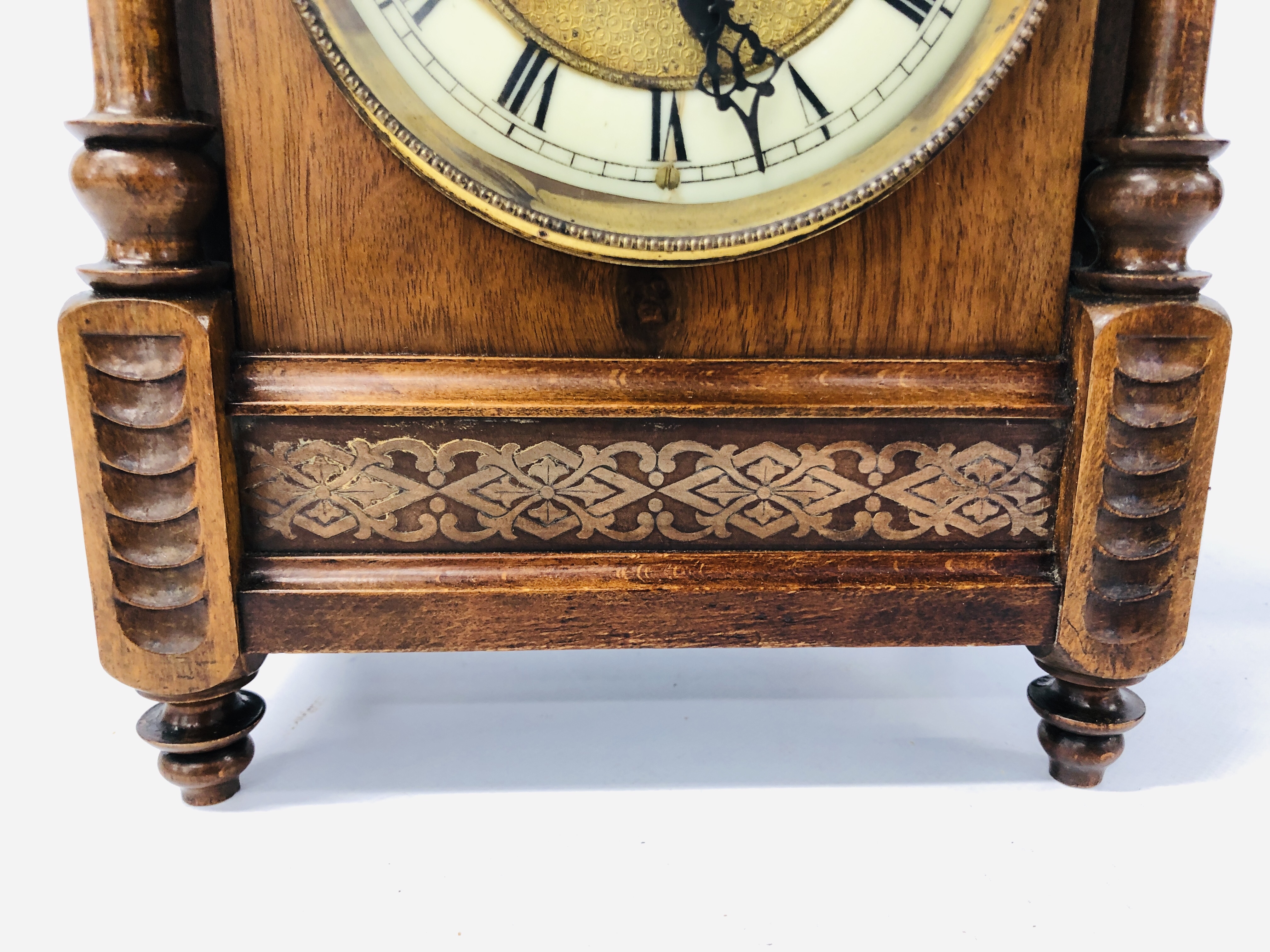 A OAK CASED MANTEL CLOCK WITH CARVED DETAIL AND PENDULUM H 39CM. - Image 4 of 8