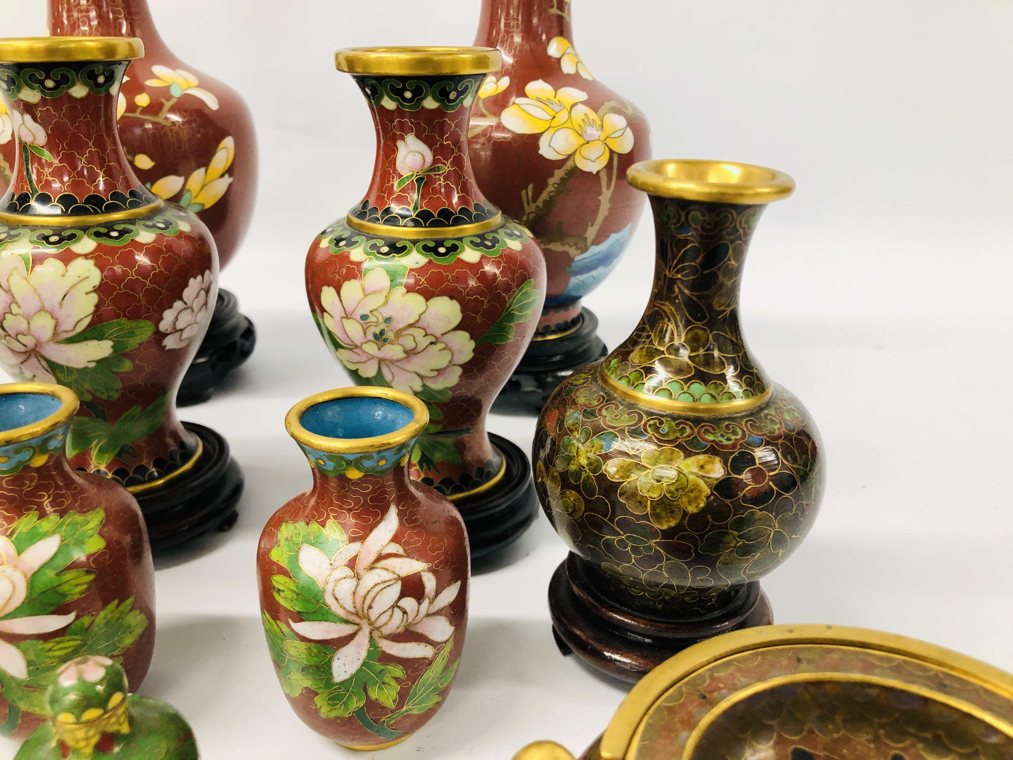 COLLECTION OF CLOISONNE VASES SOME HAVING CARVED HARDWOOD STANDS 10 IN TOTAL ALONG WITH A CLOISONNE - Image 4 of 7
