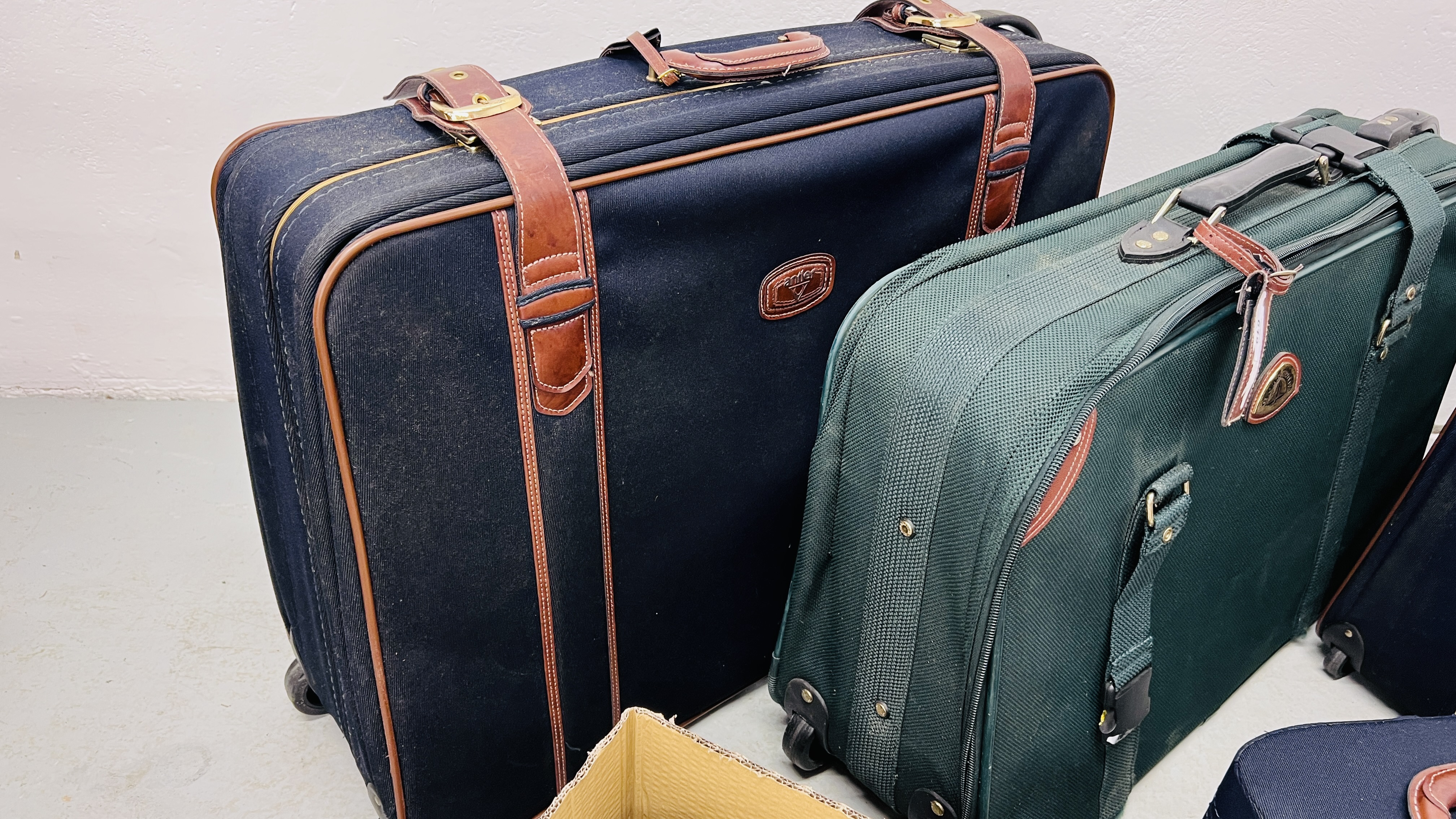 A GROUP OF LUGGAGE CASES TO INCLUDE ANTLER + GENTS ATTACHE CASE, A PANAMA HAT AND ONE OTHER, - Image 4 of 11