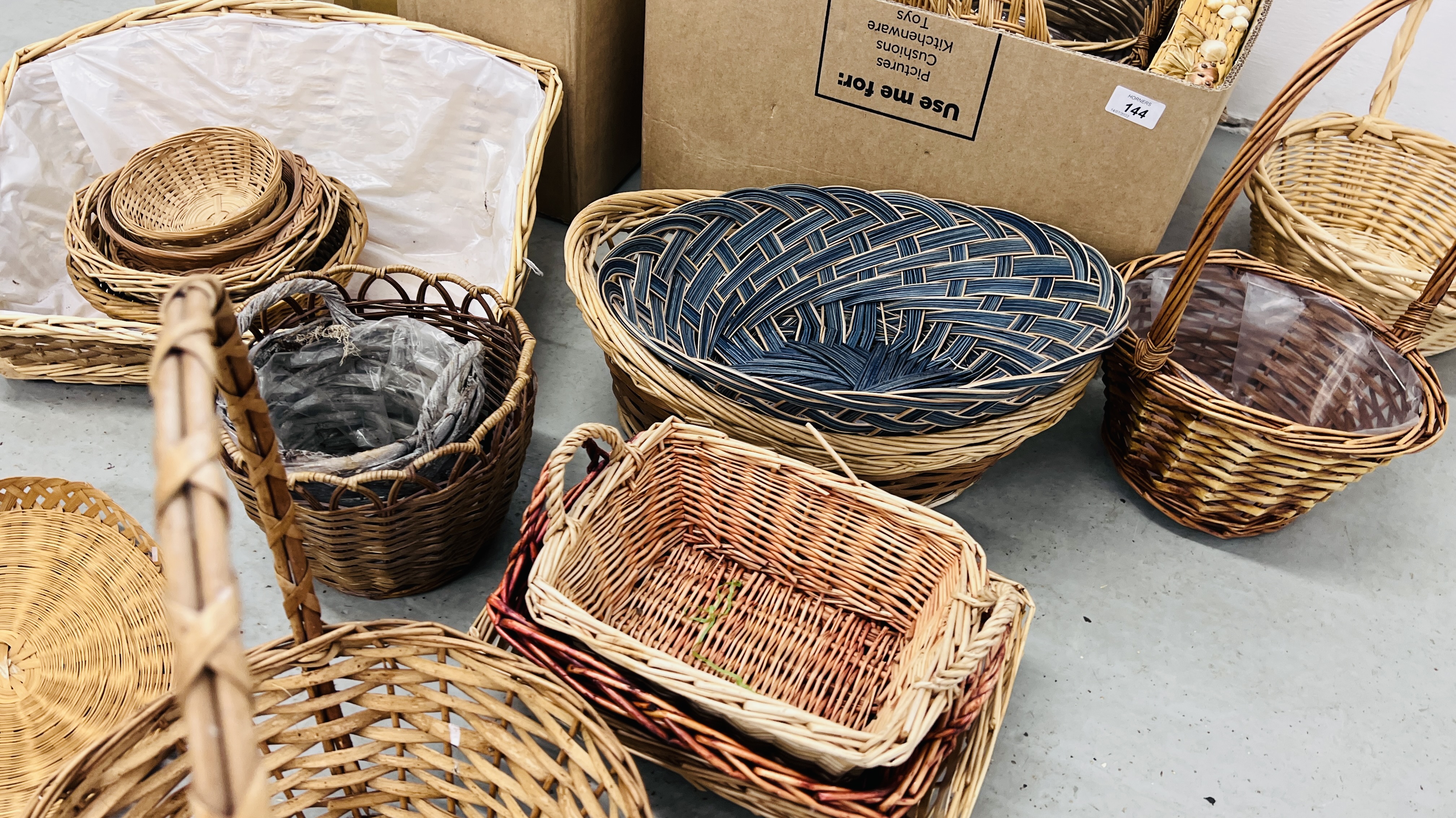 A COLLECTION OF ASSORTED BASKET WARE. - Image 3 of 7