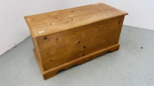 A SOLID PINE BLANKET BOX WIDTH 96CM. DEPTH 42CM. HEIGHT 49CM.