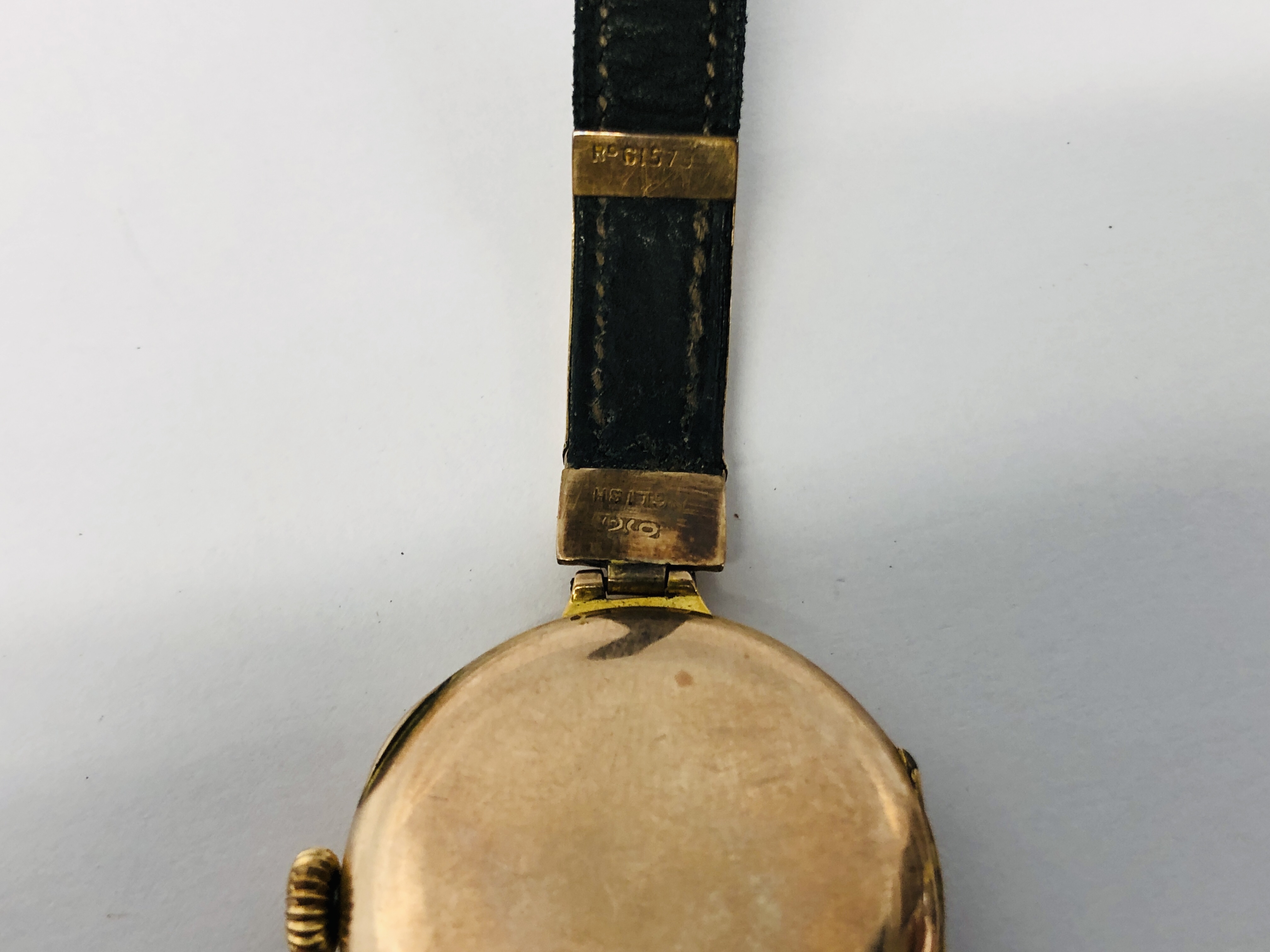 A VINTAGE 9CT GOLD CASED LADIES WRIST WATCH WITH SWISS MANUAL MOVEMENT ON LEATHER STRAP. - Image 7 of 11