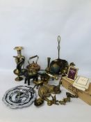 COLLECTION OF ASSORTED METAL WARE TO INCLUDE A VINTAGE COPPER KETTLE,
