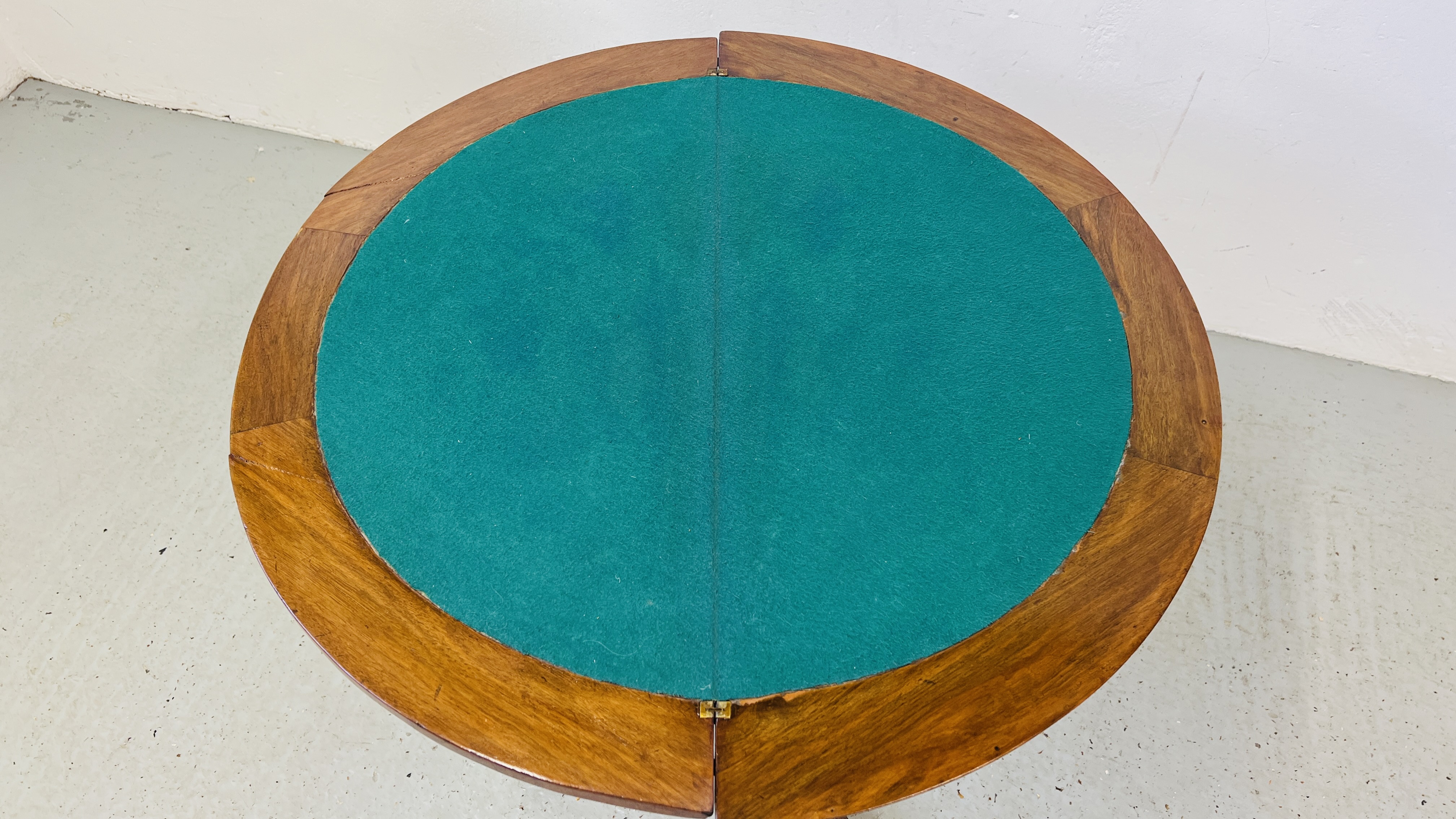 EDWARDIAN WALNUT SINGLE PEDESTAL CARD/GAMES TABLE WITH BAIZE INSERT INLAID DETAIL DIA. 92CM. - Image 9 of 10