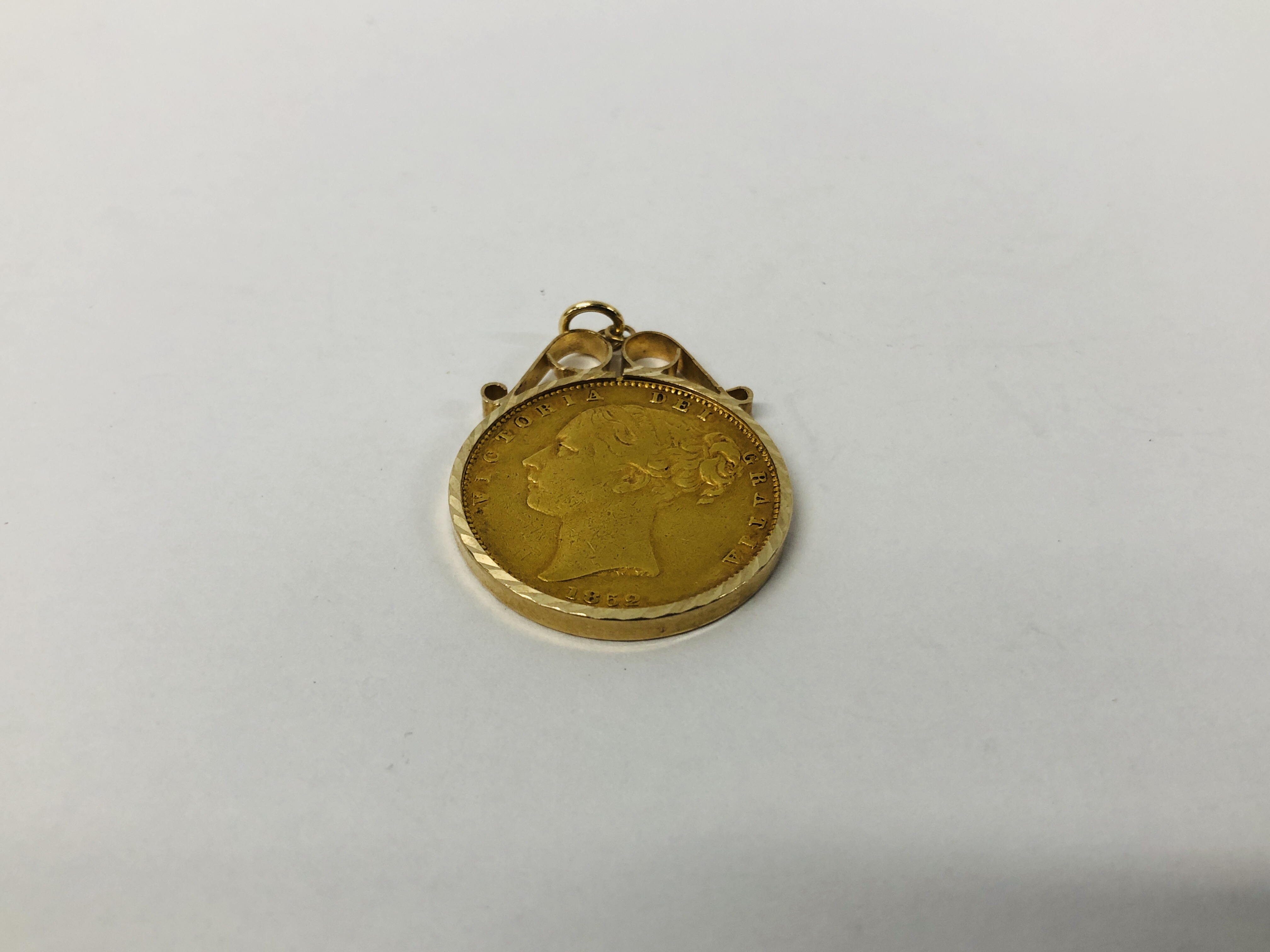 1852 GOLD SOVEREIGN - VICTORIA YOUNG HEAD SHIELD BACK LONDON IN 9CT GOLD PENDANT MOUNT. - Image 2 of 7