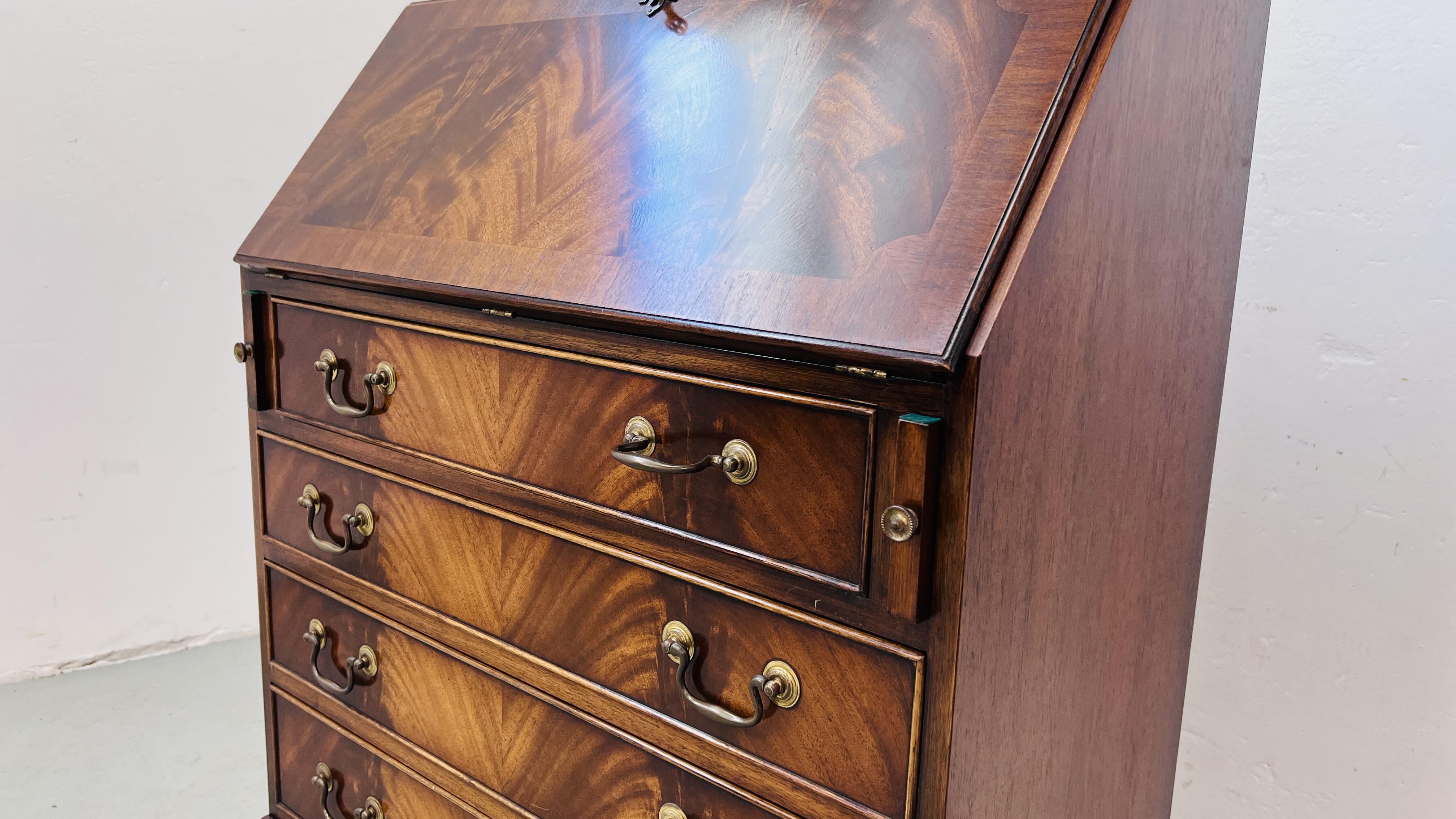 A QUALITY REPRODUCTION MAHOGANY FINISH FOUR DRAWER BUREAU WITH WELL FITTED INTERIOR W 75CM, D 42CM, - Image 5 of 9