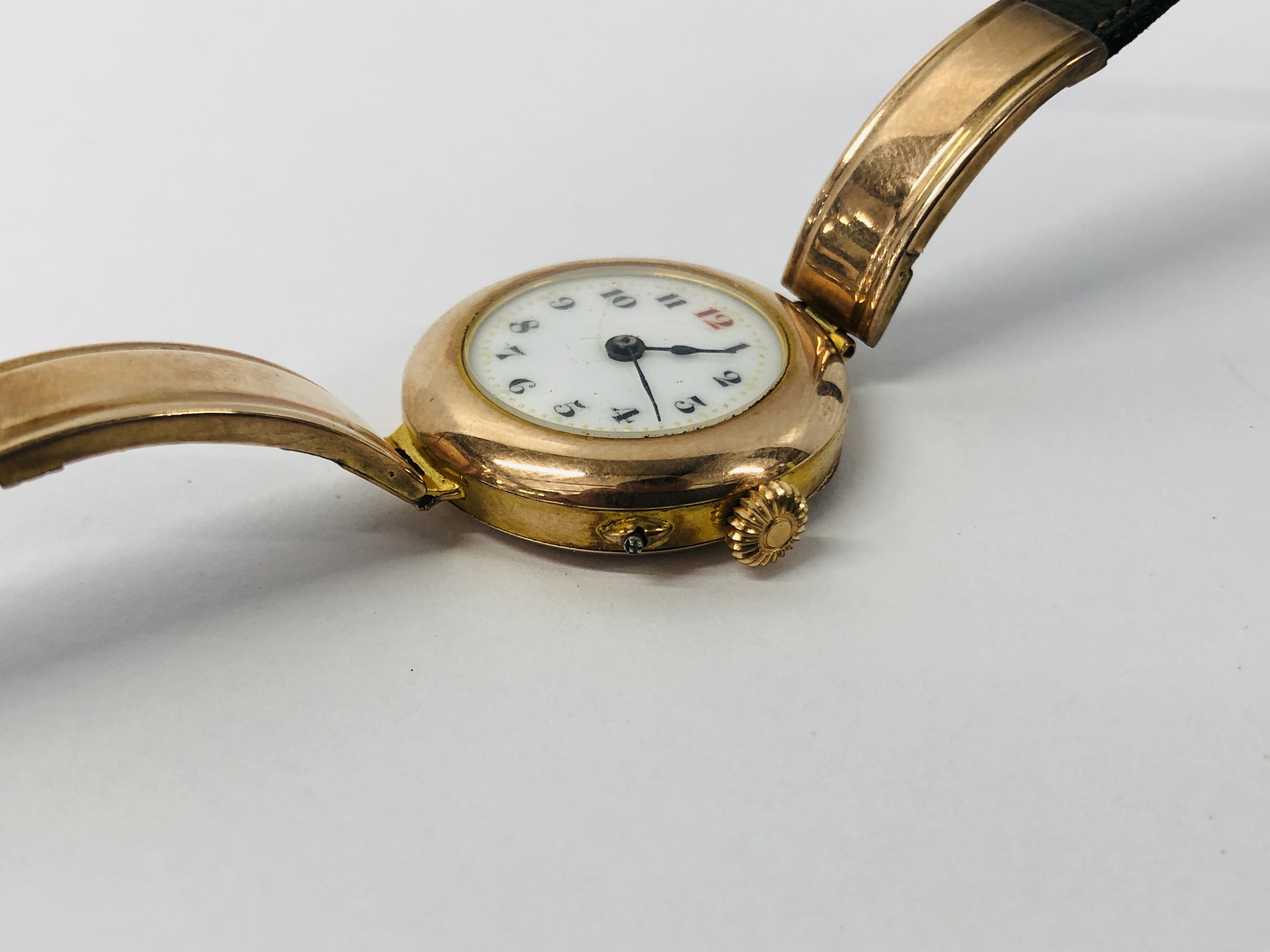 A VINTAGE 9CT GOLD CASED LADIES WRIST WATCH WITH SWISS MANUAL MOVEMENT ON LEATHER STRAP. - Image 11 of 11