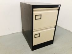 A STEEL TWO DRAWER FILING CABINET.