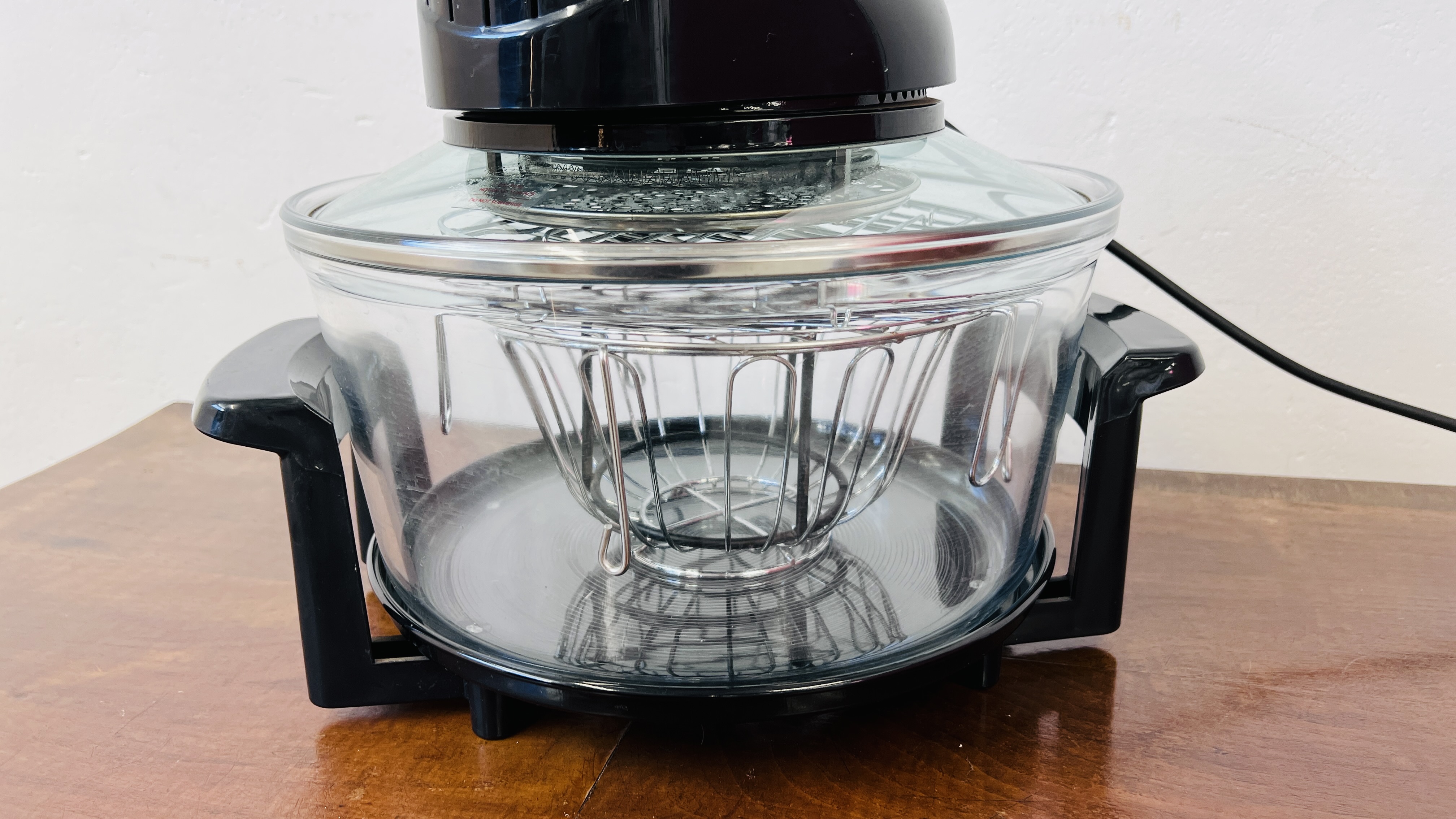 A PROFESSIONAL COOKS HALOGEN OVEN - SOLD AS SEEN. - Image 3 of 3