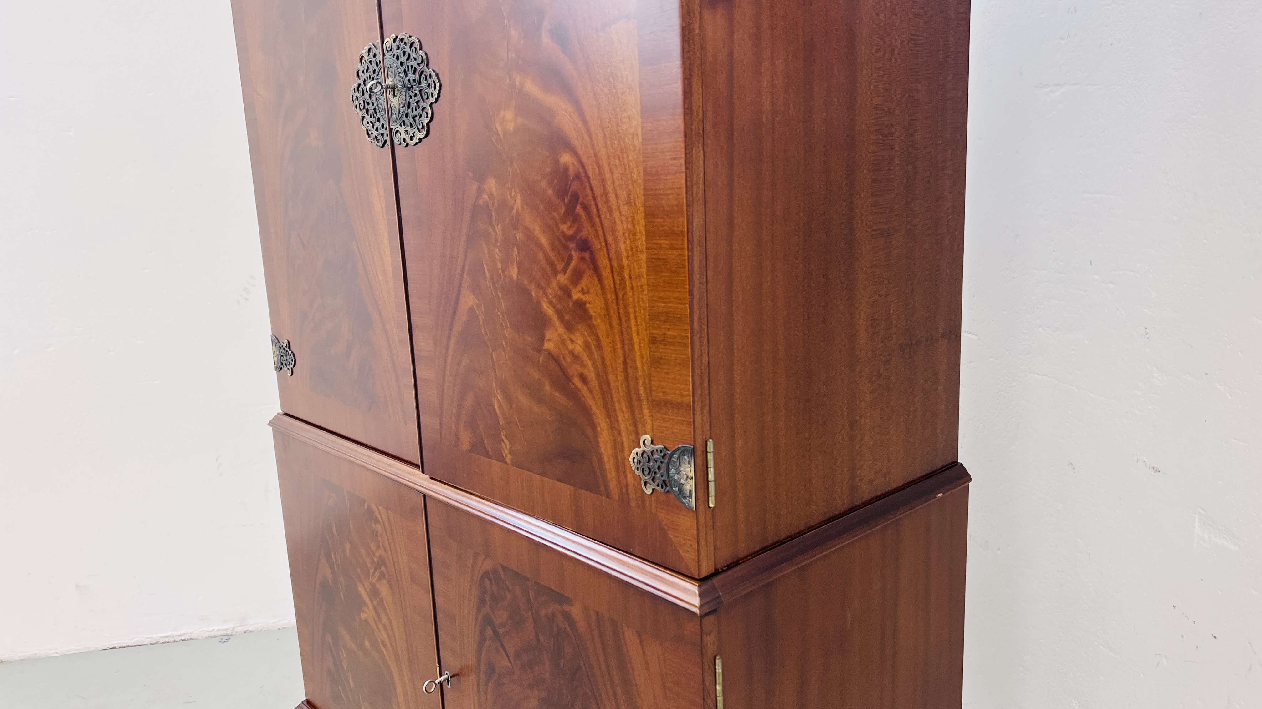 A GOOD QUALITY REPRODUCTION MAHOGANY FINISH DRINKS CABINET WITH MIRRORED INTERIOR STANDING ON - Image 4 of 12