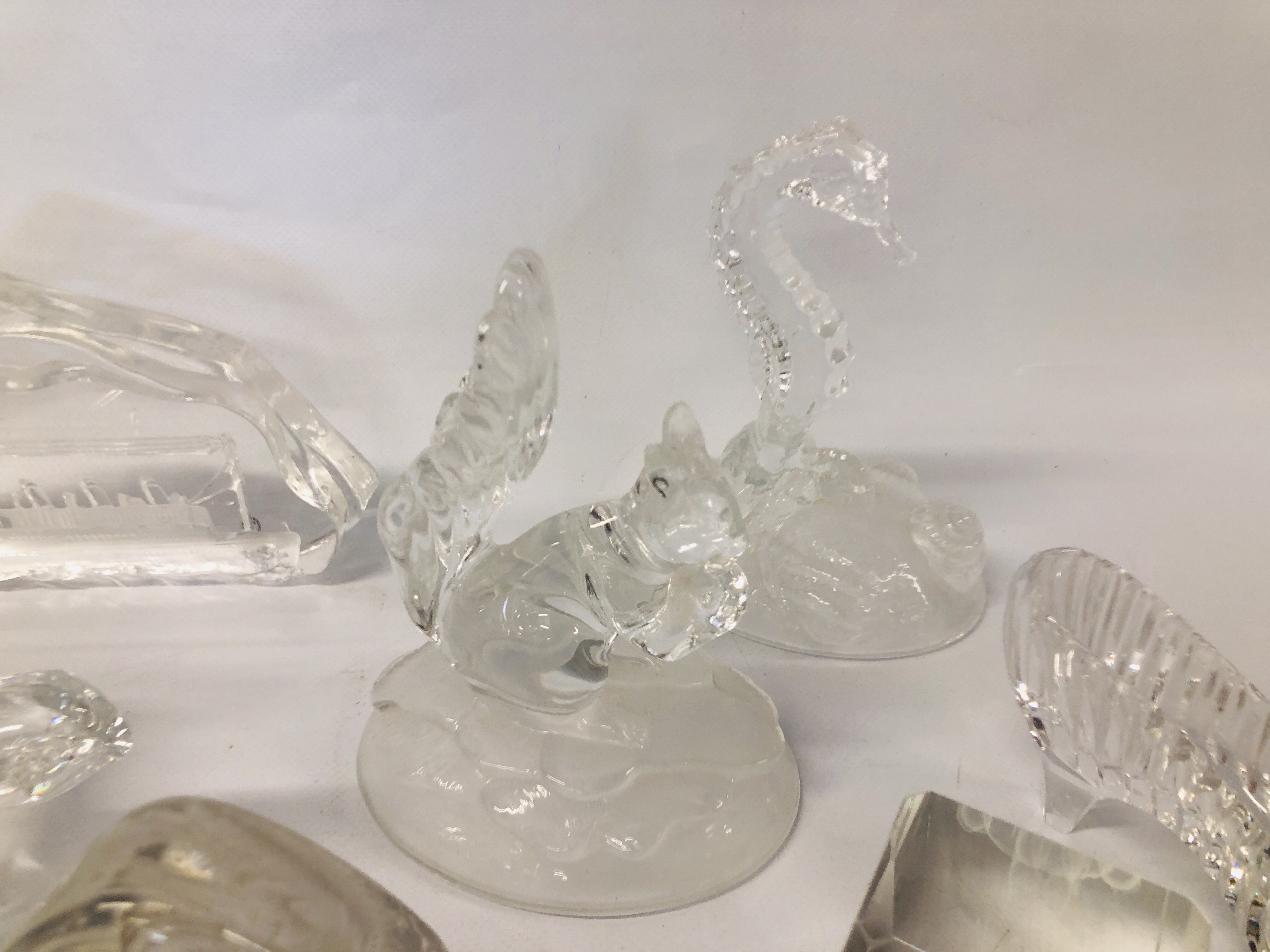 COLLECTION OF ASSORTED CLEAR GLASS ORNAMENTS TO INCLUDE A SEAHORSE, DOLPHIN, ELEPHANTS ETC. - Image 4 of 6