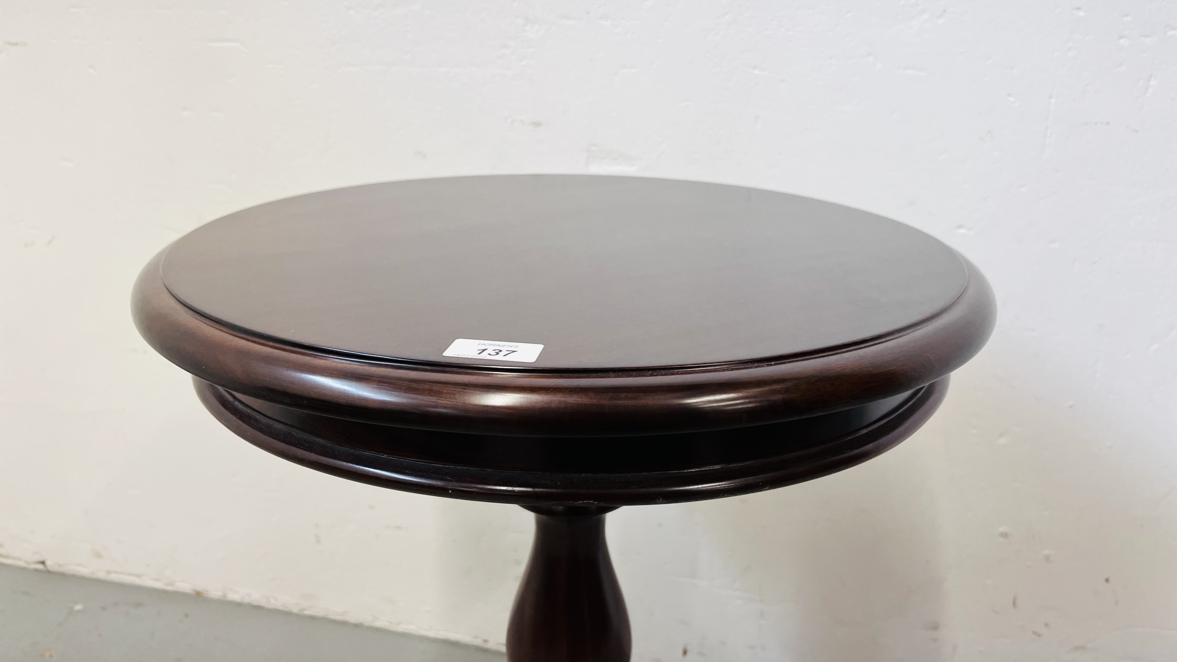 REPRODUCTION MAHOGANY PEDESTAL OCCASIONAL TABLE, WITH CIRCULAR TOP DIAMETER 51CM, HEIGHT 64CM. - Image 3 of 7