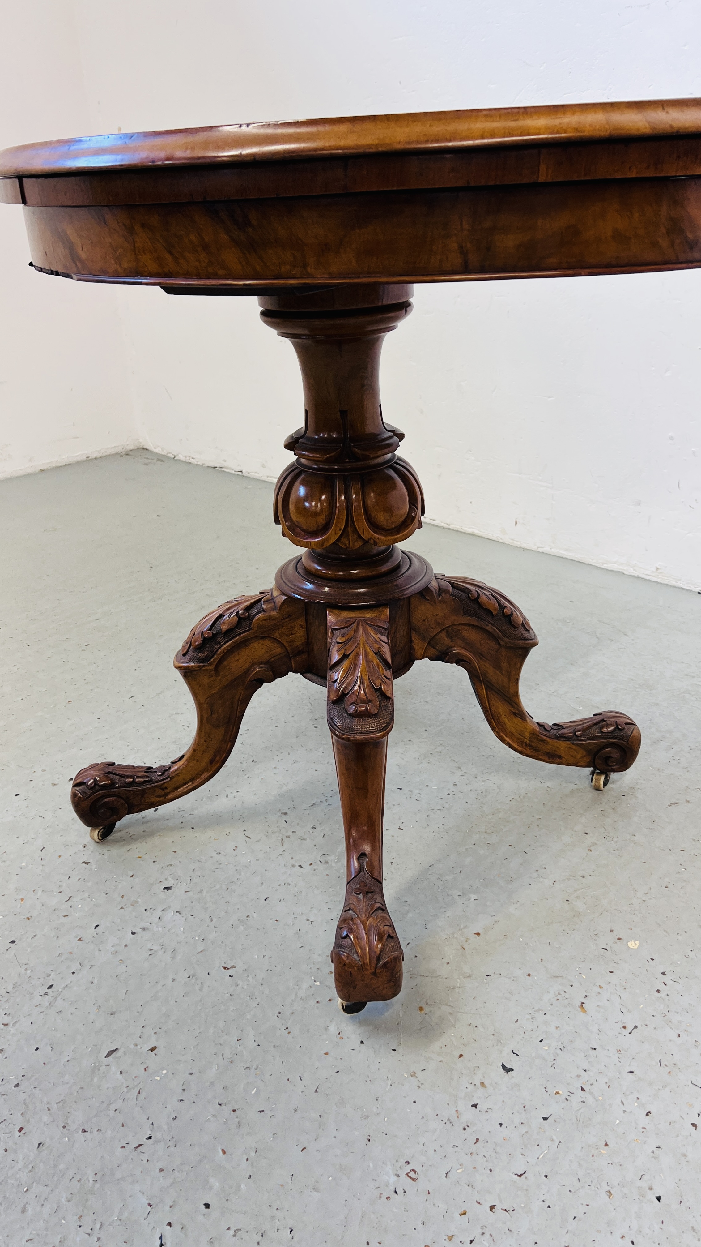 EDWARDIAN WALNUT SINGLE PEDESTAL CARD/GAMES TABLE WITH BAIZE INSERT INLAID DETAIL DIA. 92CM. - Image 5 of 10