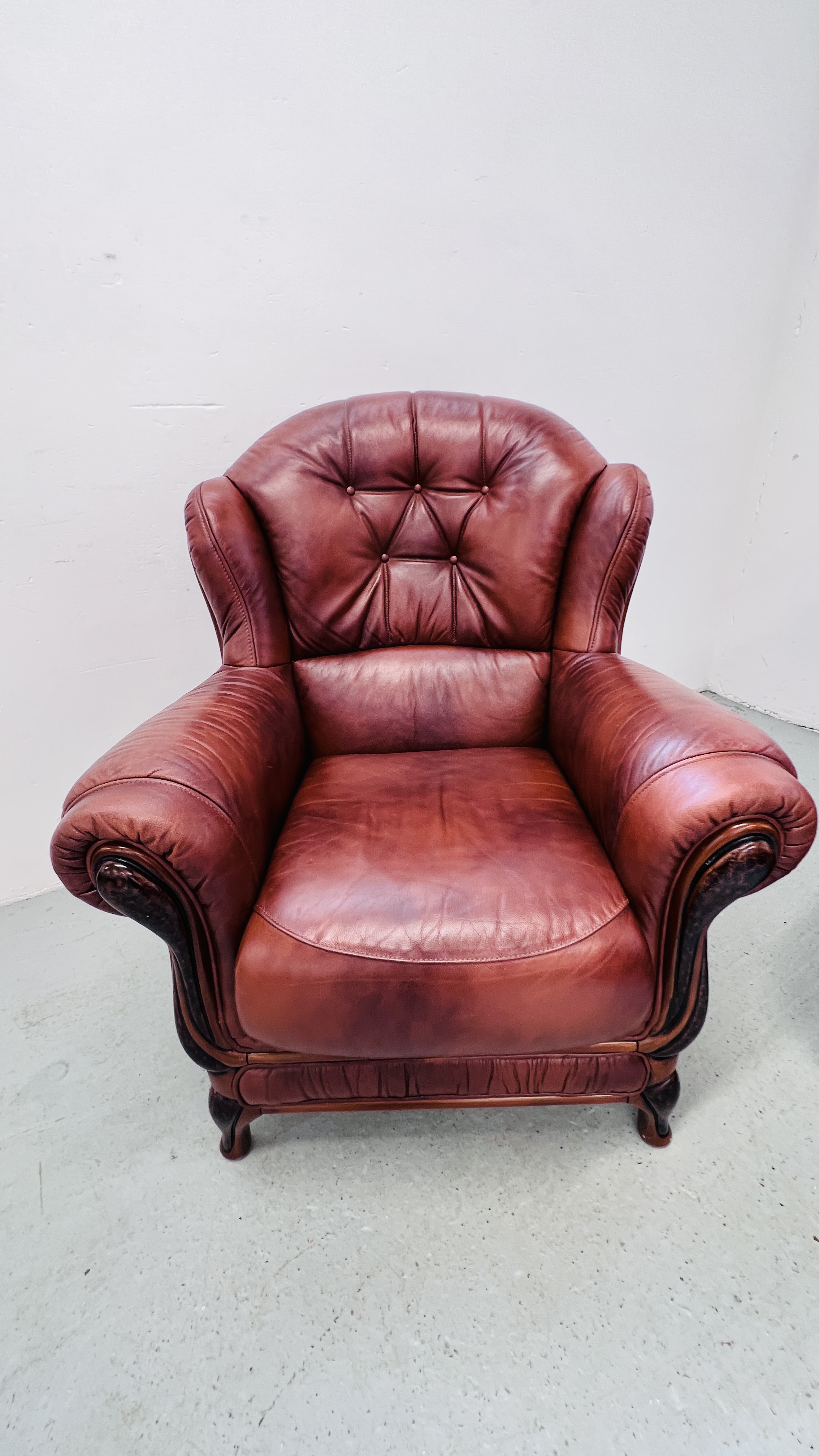 A TAN LEATHER THREE PIECE LOUNGE SUITE WITH MATCHING FOOT STOOL. - Image 4 of 11