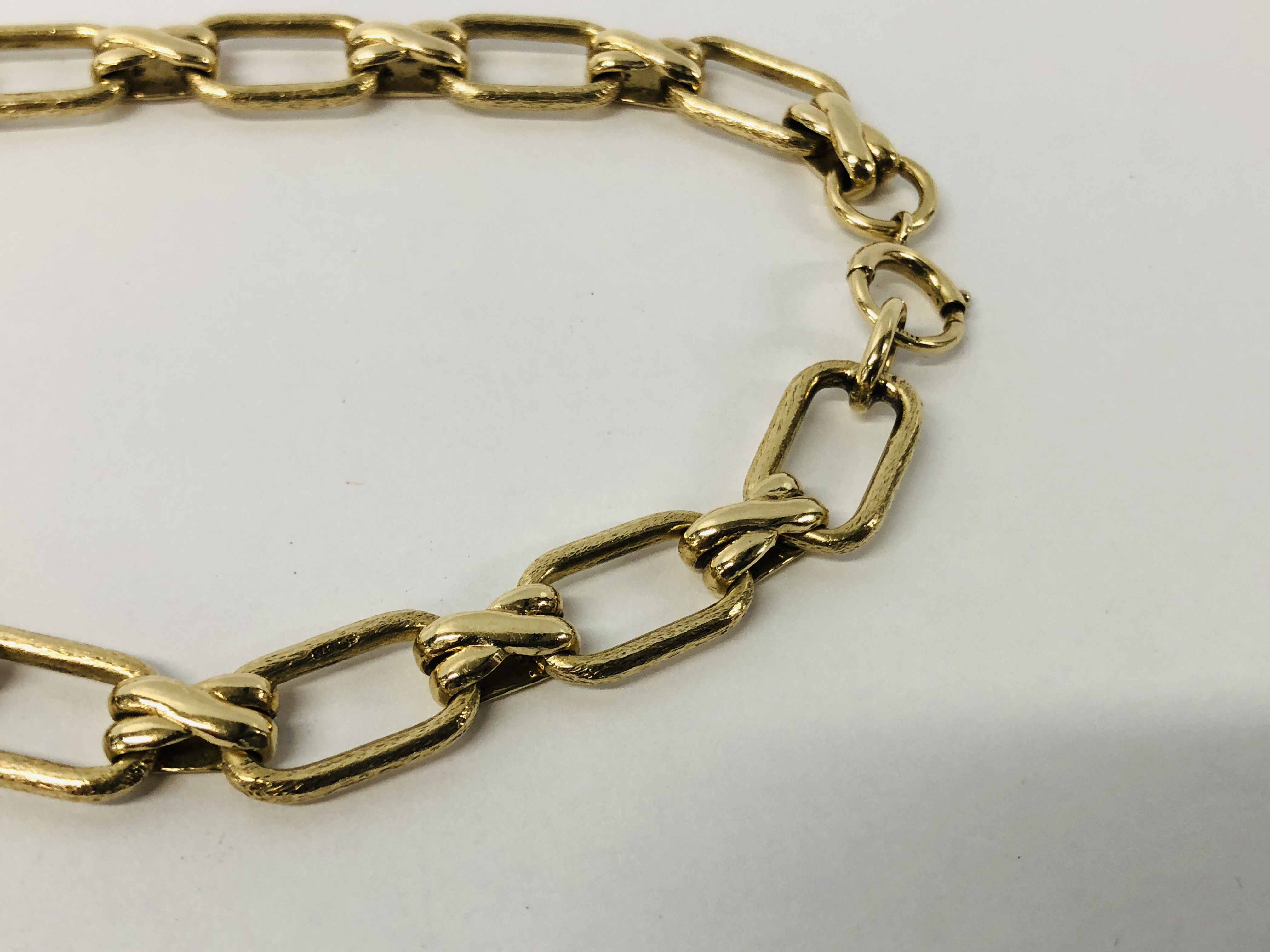 ELEGANT 9CT GOLD FLAT LINK BRACELET WITH A CROSS OVER DESIGN. - Image 6 of 8