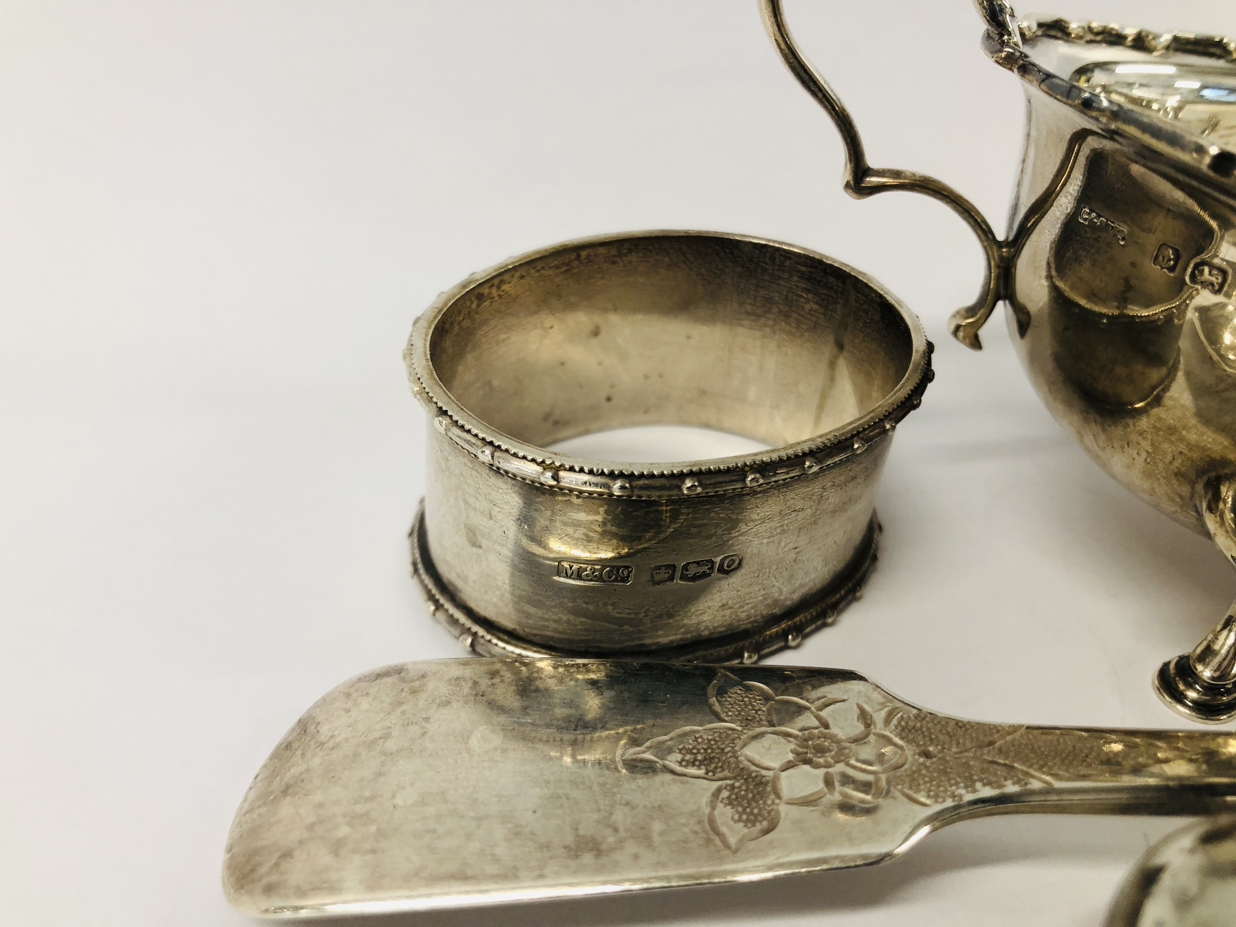 COLLECTION OF SILVER TO INCLUDE SILVER SAUCE BOAT, BIRMINGHAM ASSAY, SILVER SERVIETTE RING AND TOP, - Image 3 of 17