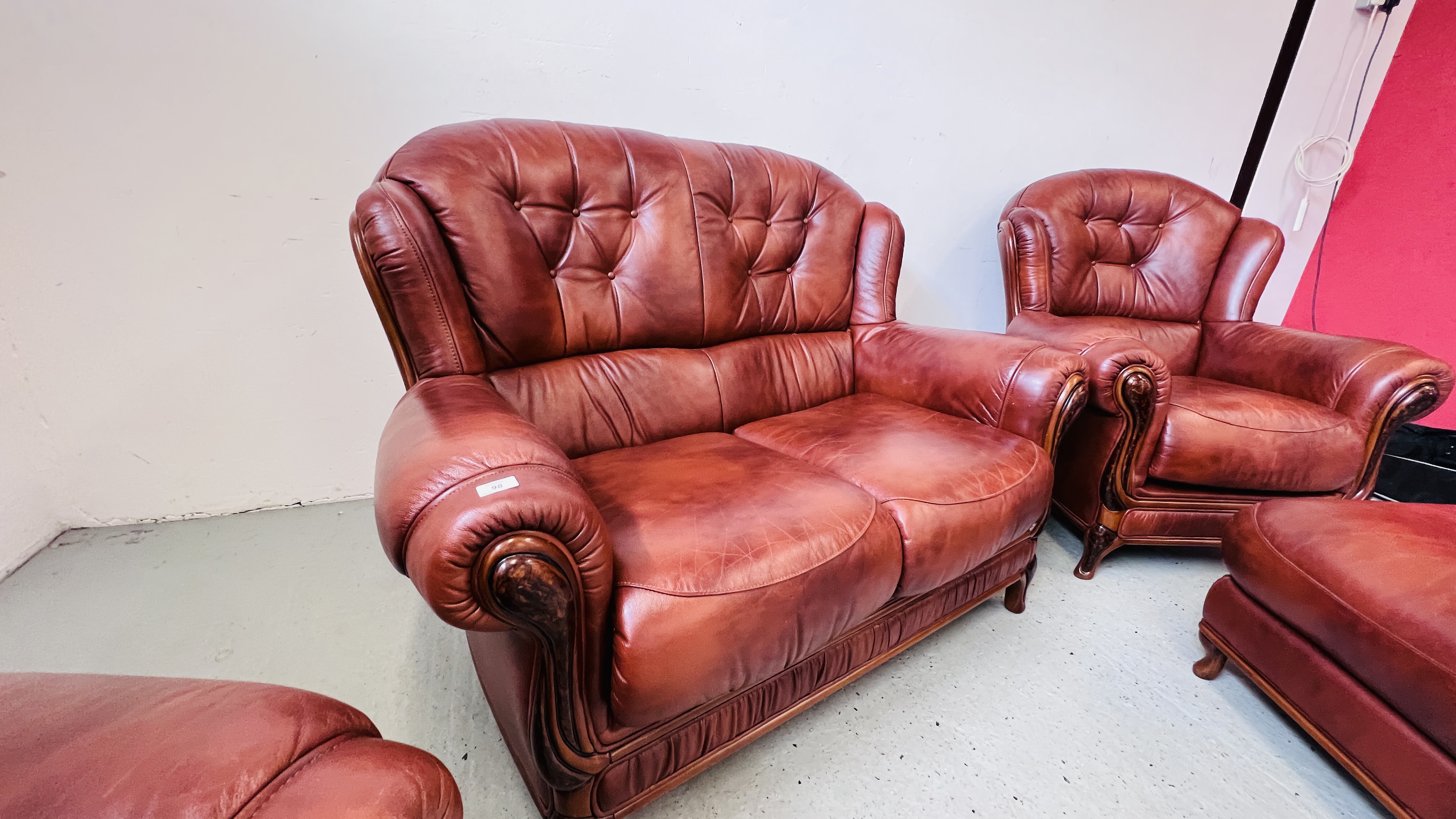 A TAN LEATHER THREE PIECE LOUNGE SUITE WITH MATCHING FOOT STOOL. - Image 6 of 11