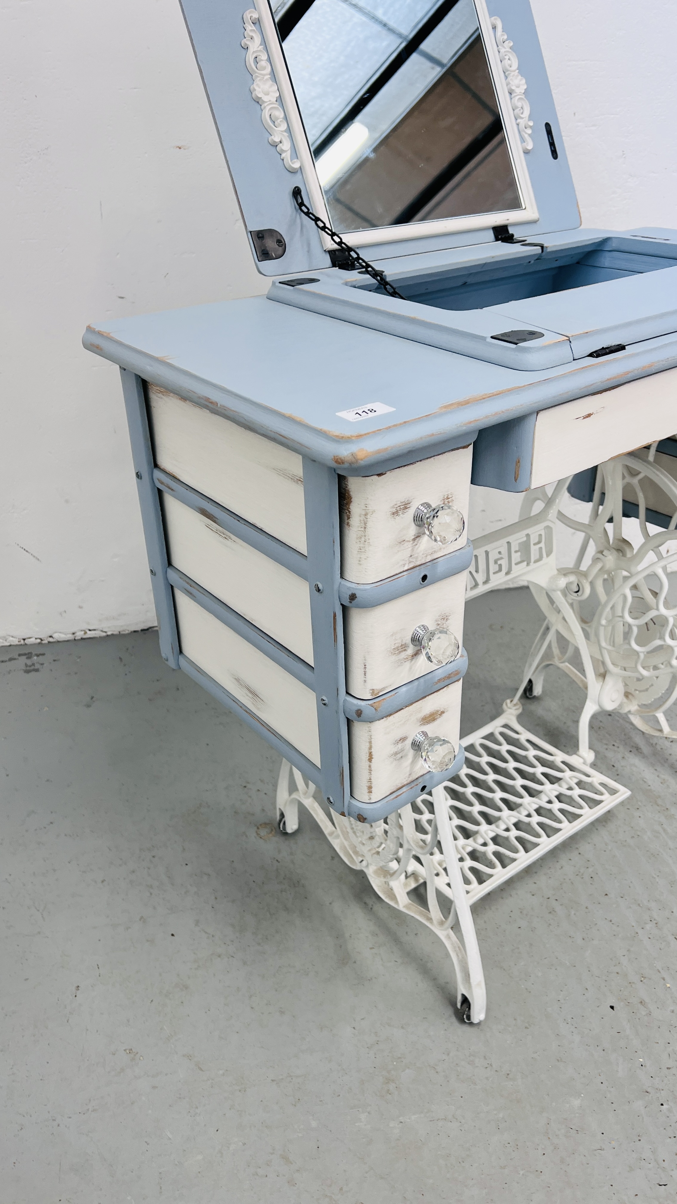 VINTAGE SHABBY CHIC SINGER SEWING MACHINE TABLE CONVERTED INTO A DRESSING TABLE. - Image 6 of 7