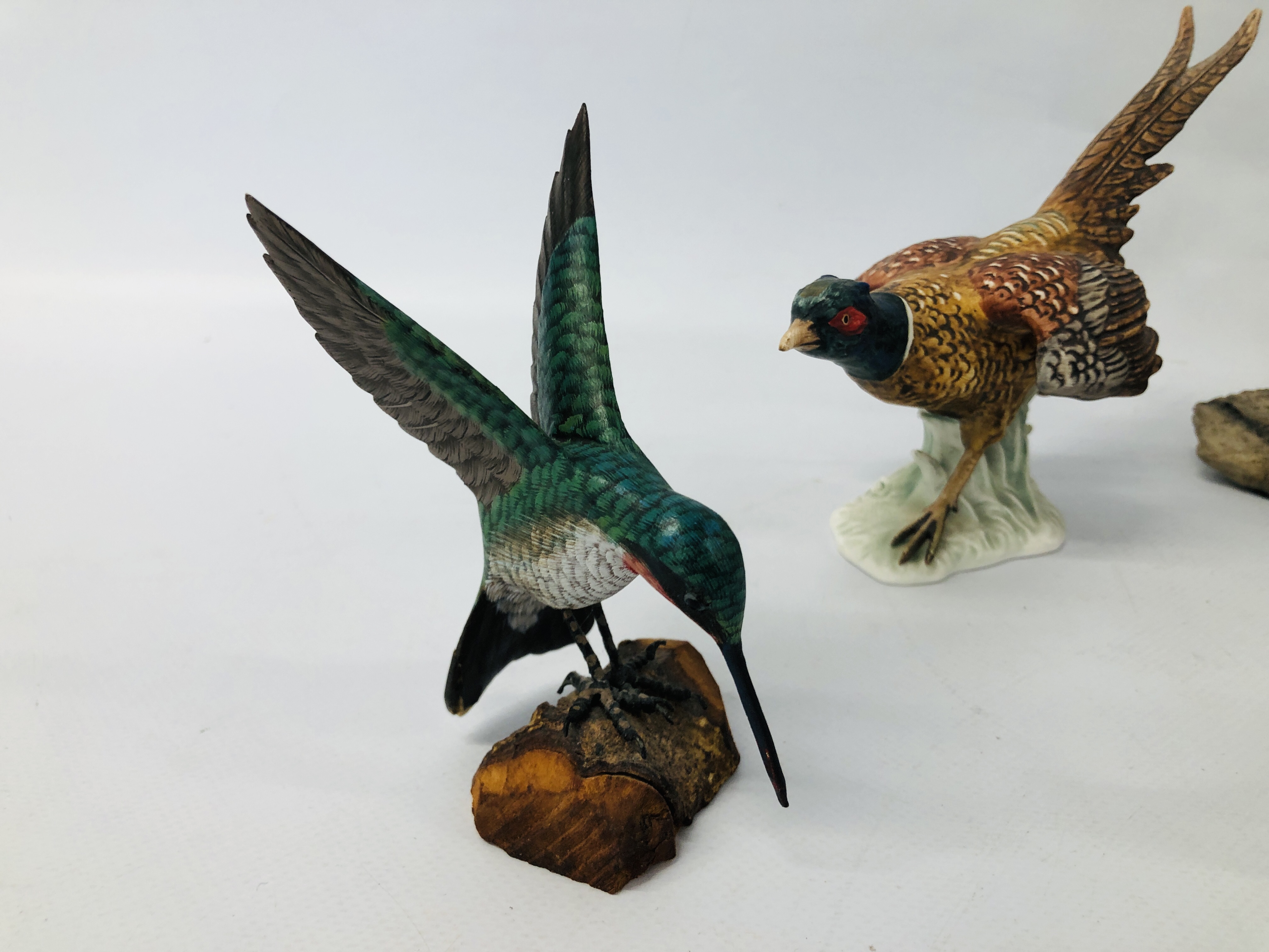COLLECTION OF CABINET ORNAMENTS TO INCLUDE AN ANNELY SWAN, TREEN KINGFISHER, GOEBEL PHEASANT, - Image 4 of 6