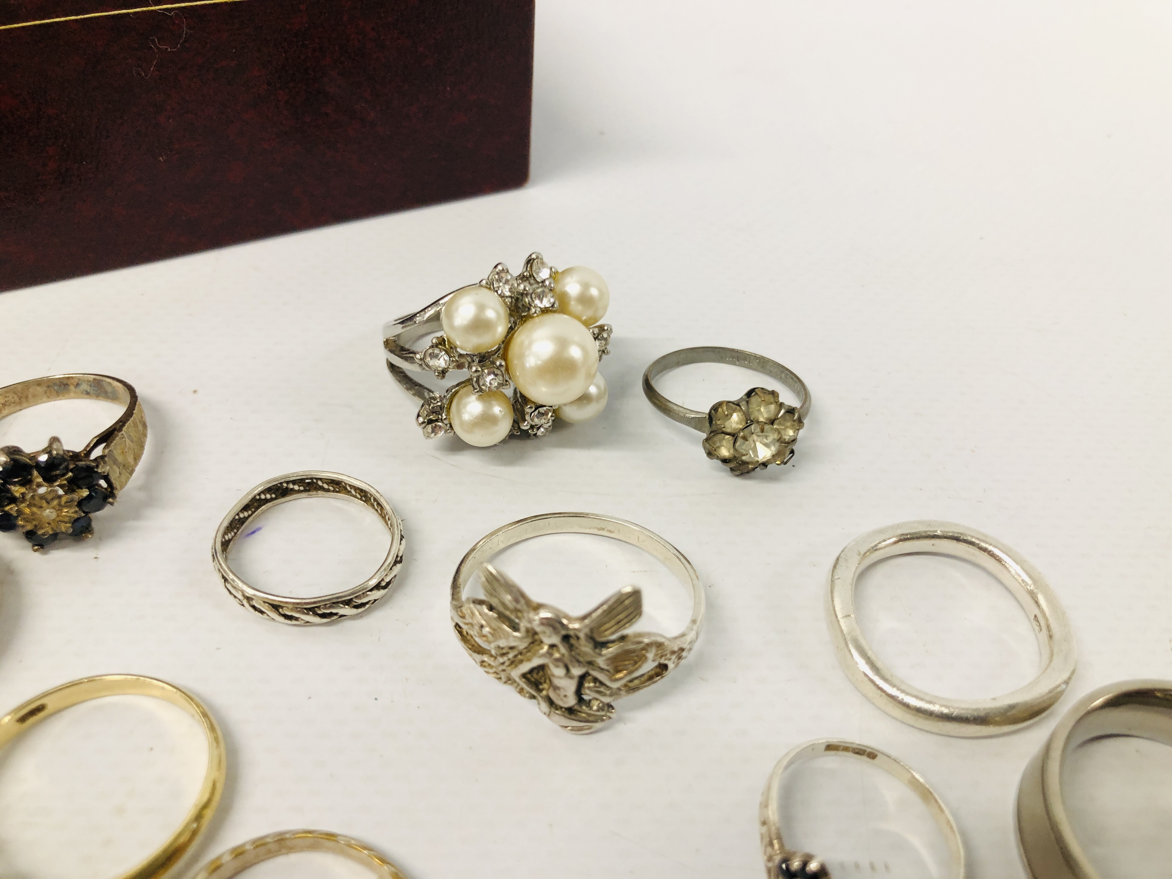 BOX OF APPROXIMATELY 28 GOOD QUALITY STONE SET DRESS RINGS TO INCLUDE SILVER ALONG WITH VARIOUS - Image 5 of 9