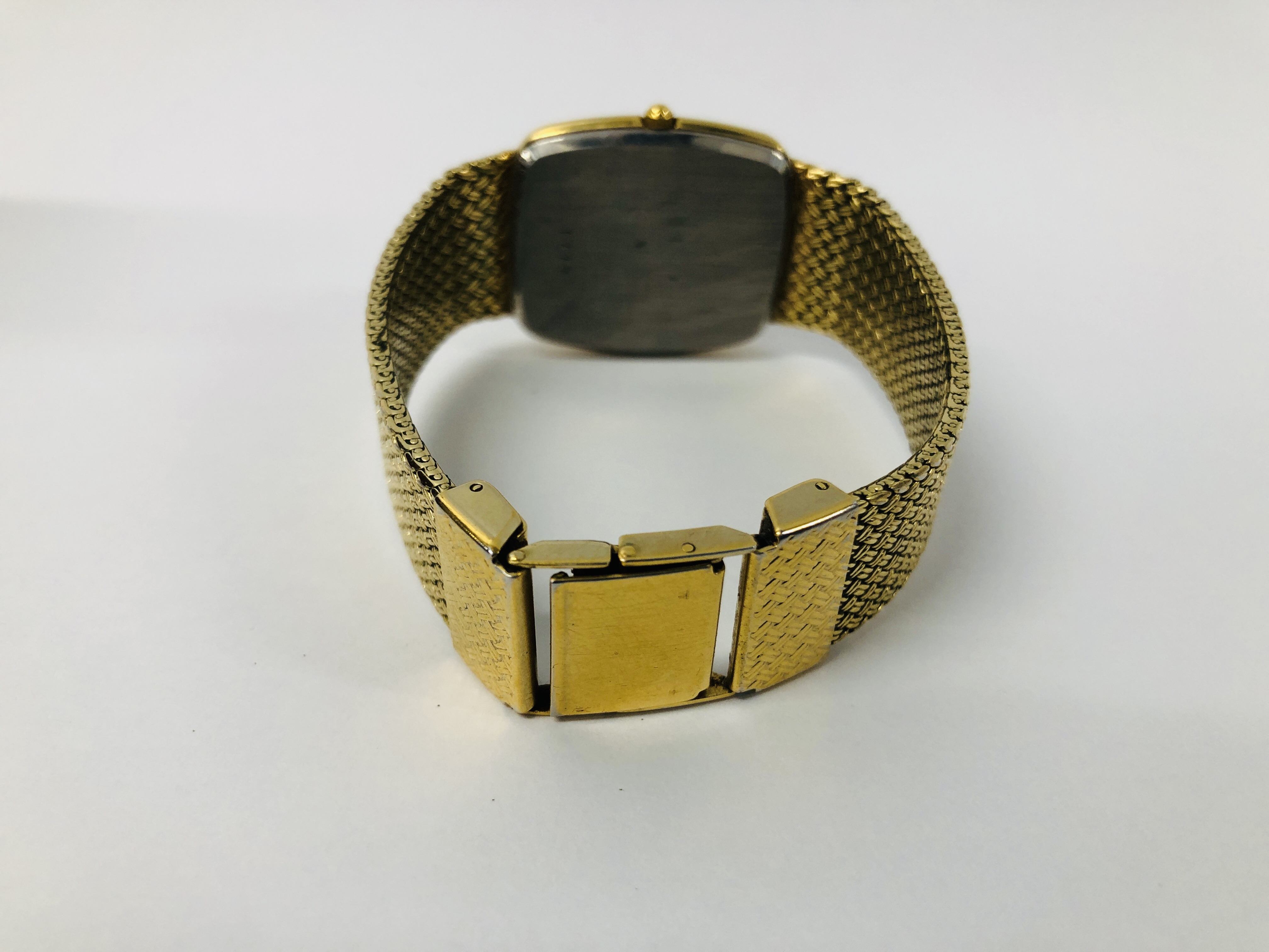 A GENTLEMAN'S ROTARY WRIST WATCH ON GOLD PLATED BRAIDED BRACELET, QUARTZ MOVEMENT. - Image 4 of 7