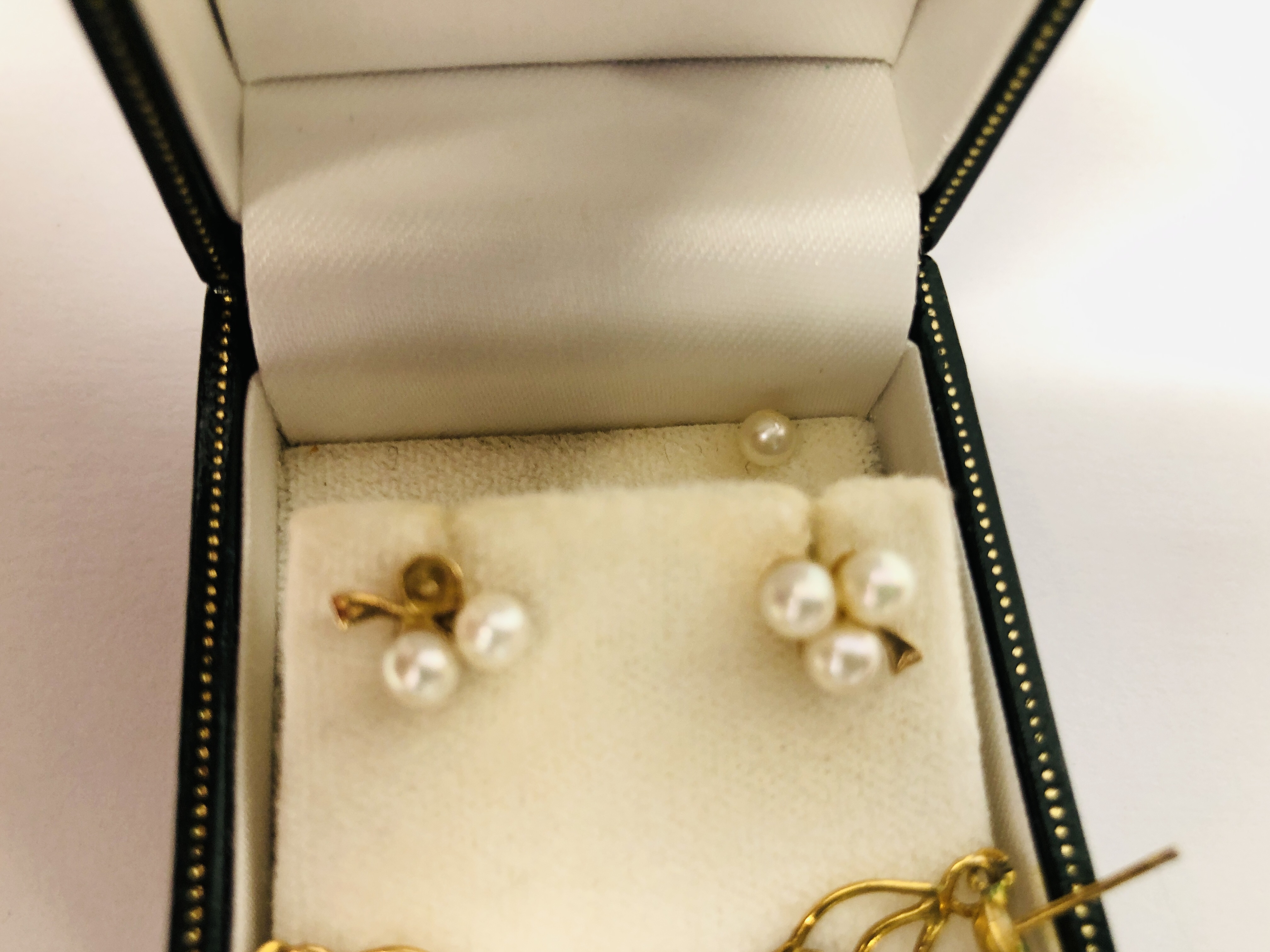 3 X PAIRS OF 9CT GOLD EARRINGS + PAIR OF UNMARKED TRI-COLOURED LEAF DESIGN EARRINGS, - Image 7 of 8