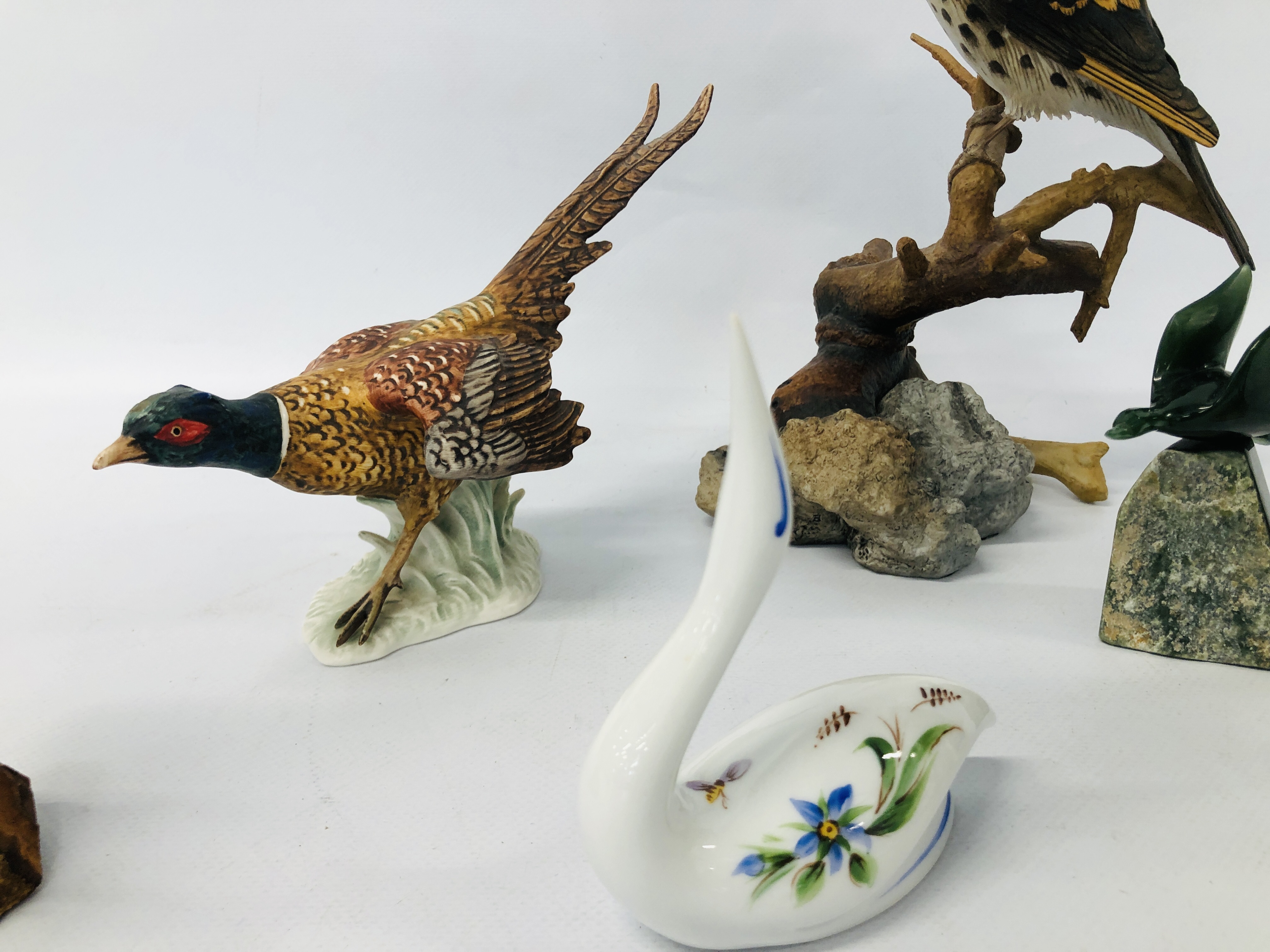 COLLECTION OF CABINET ORNAMENTS TO INCLUDE AN ANNELY SWAN, TREEN KINGFISHER, GOEBEL PHEASANT, - Image 3 of 6
