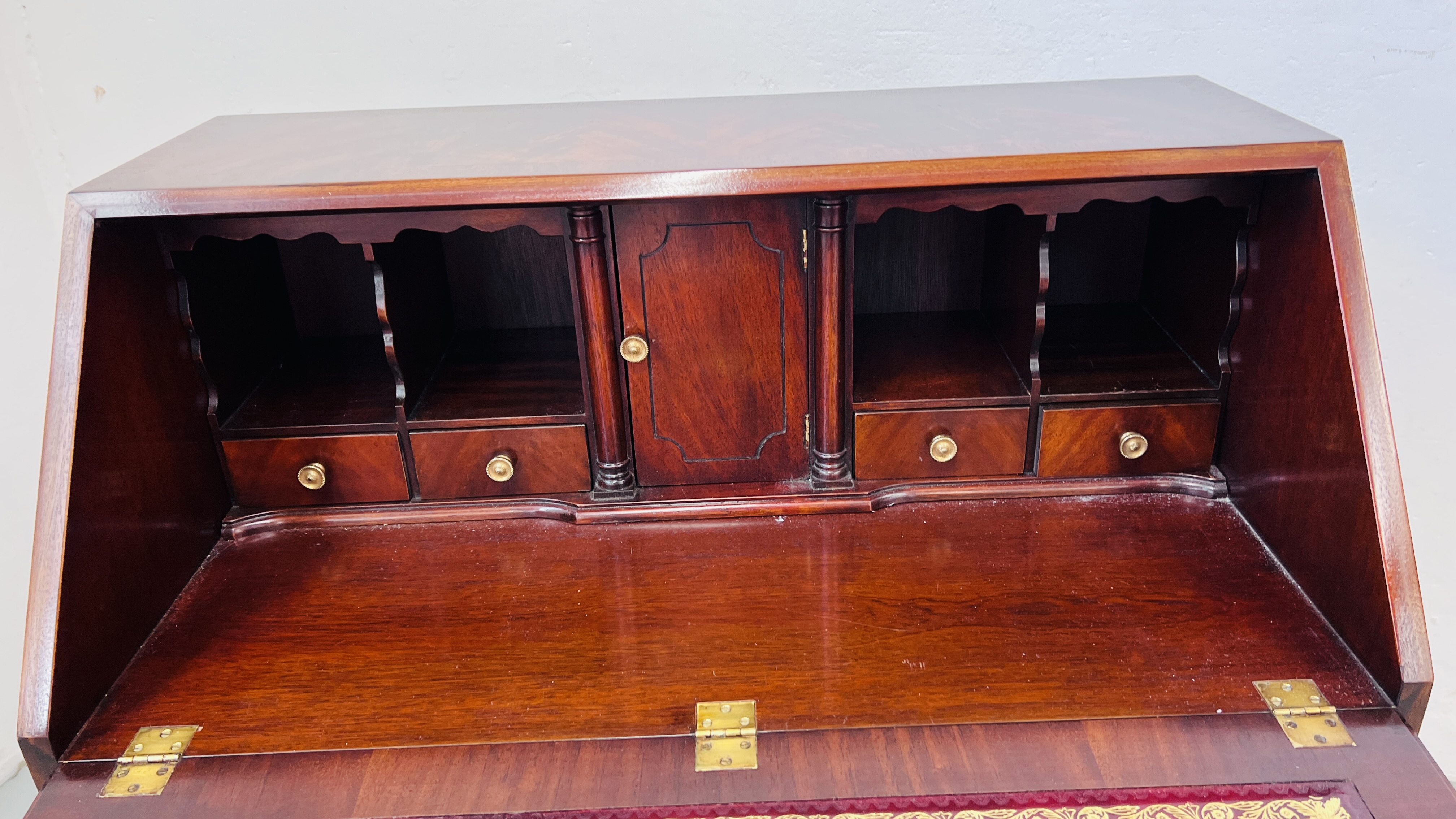 A QUALITY REPRODUCTION MAHOGANY FINISH FOUR DRAWER BUREAU WITH WELL FITTED INTERIOR W 75CM, D 42CM, - Image 8 of 9