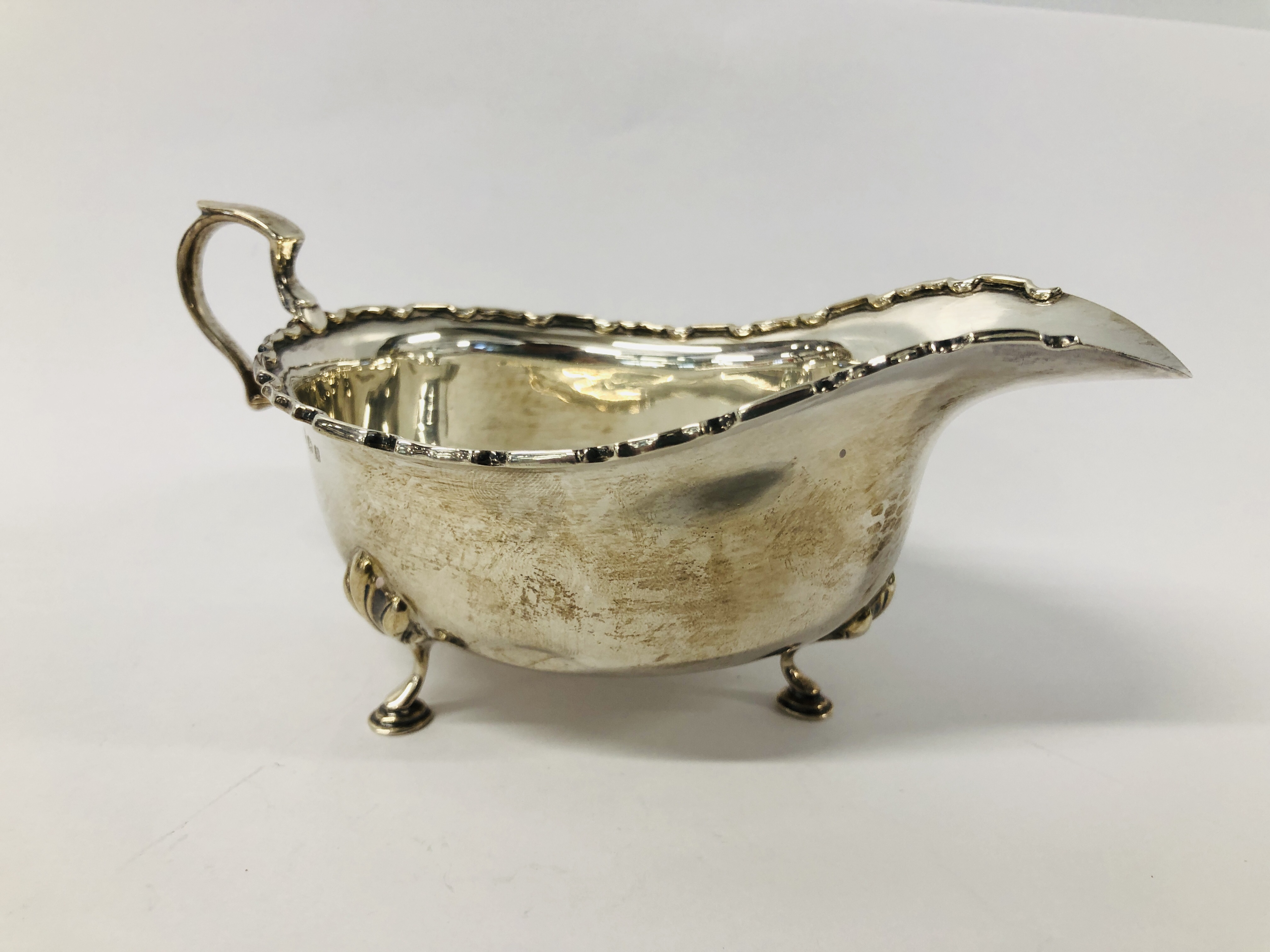 COLLECTION OF SILVER TO INCLUDE SILVER SAUCE BOAT, BIRMINGHAM ASSAY, SILVER SERVIETTE RING AND TOP, - Image 9 of 17