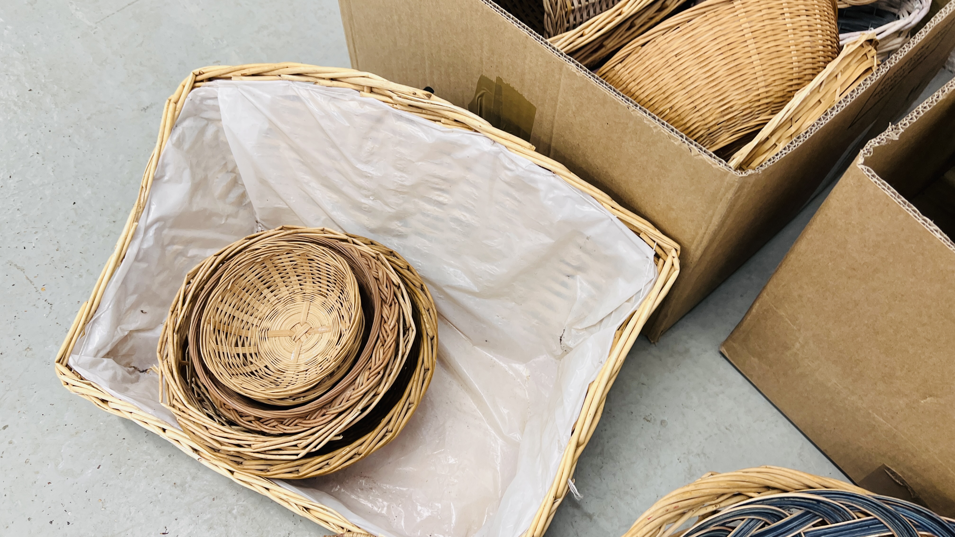 A COLLECTION OF ASSORTED BASKET WARE. - Image 7 of 7