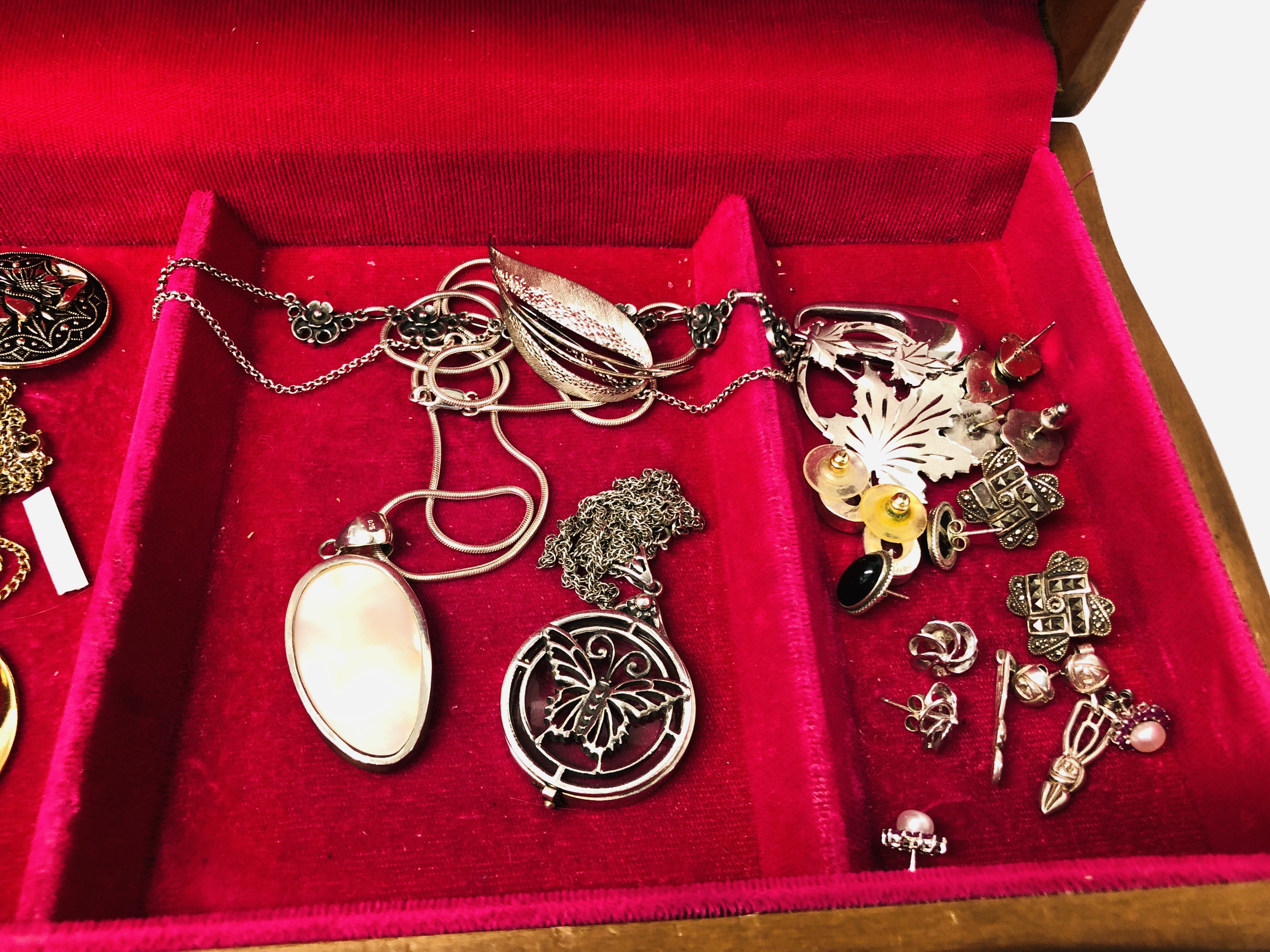 JEWELLERY BOX AND CONTENTS TO INCLUDE DESIGNER SILVER NECKLACES, - Image 4 of 8