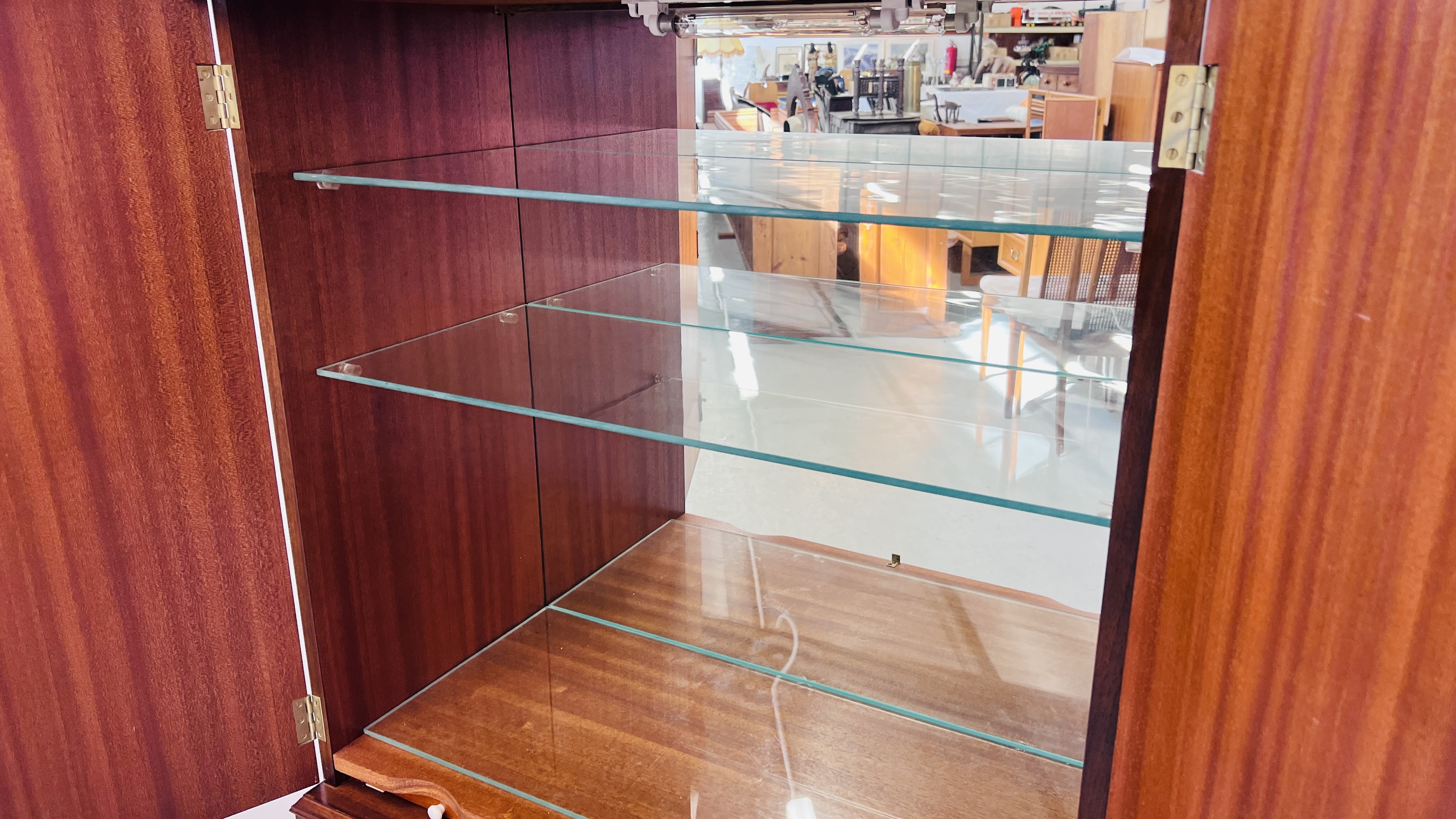 A GOOD QUALITY REPRODUCTION MAHOGANY FINISH DRINKS CABINET WITH MIRRORED INTERIOR STANDING ON - Image 9 of 12