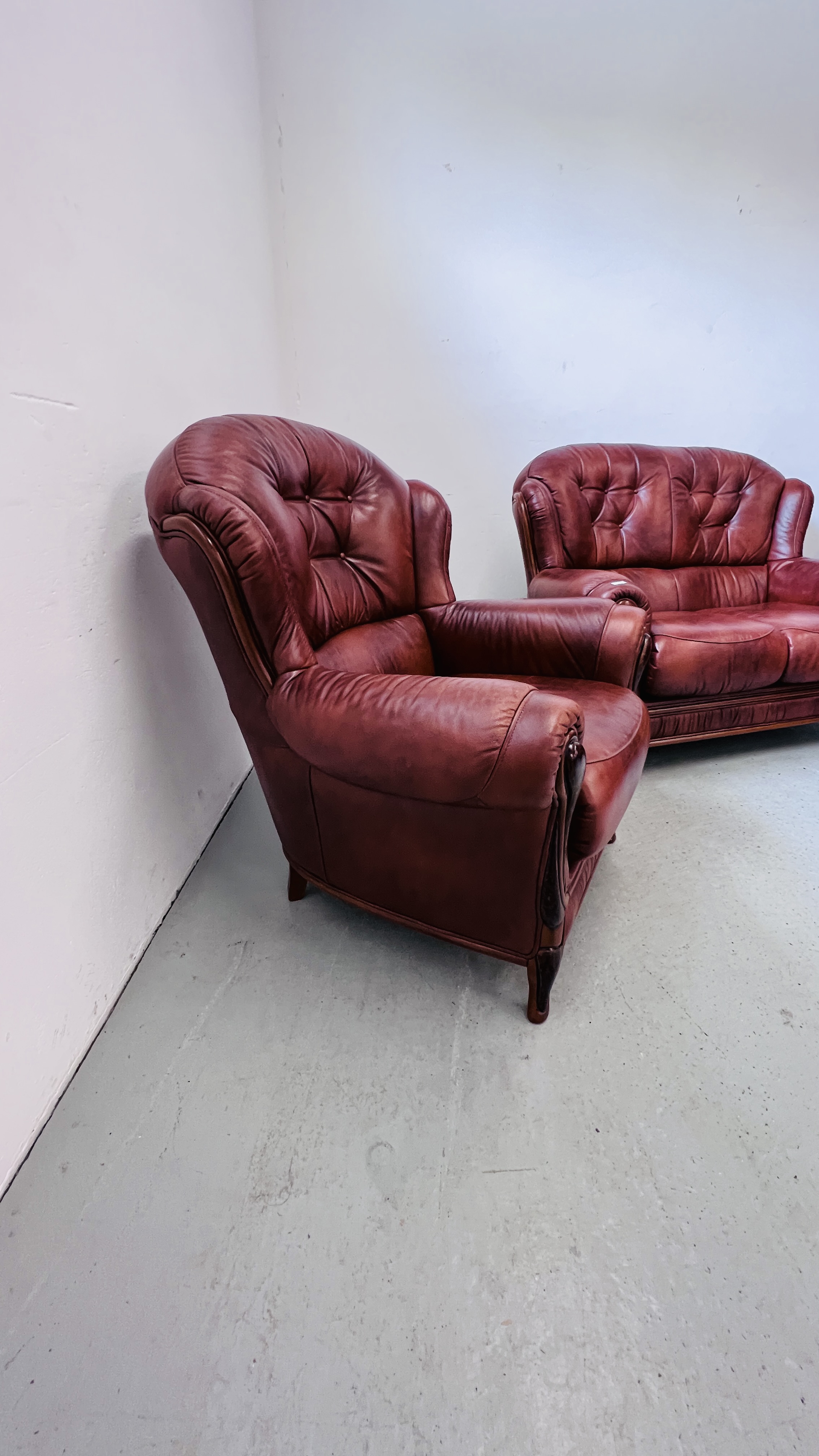 A TAN LEATHER THREE PIECE LOUNGE SUITE WITH MATCHING FOOT STOOL. - Image 5 of 11