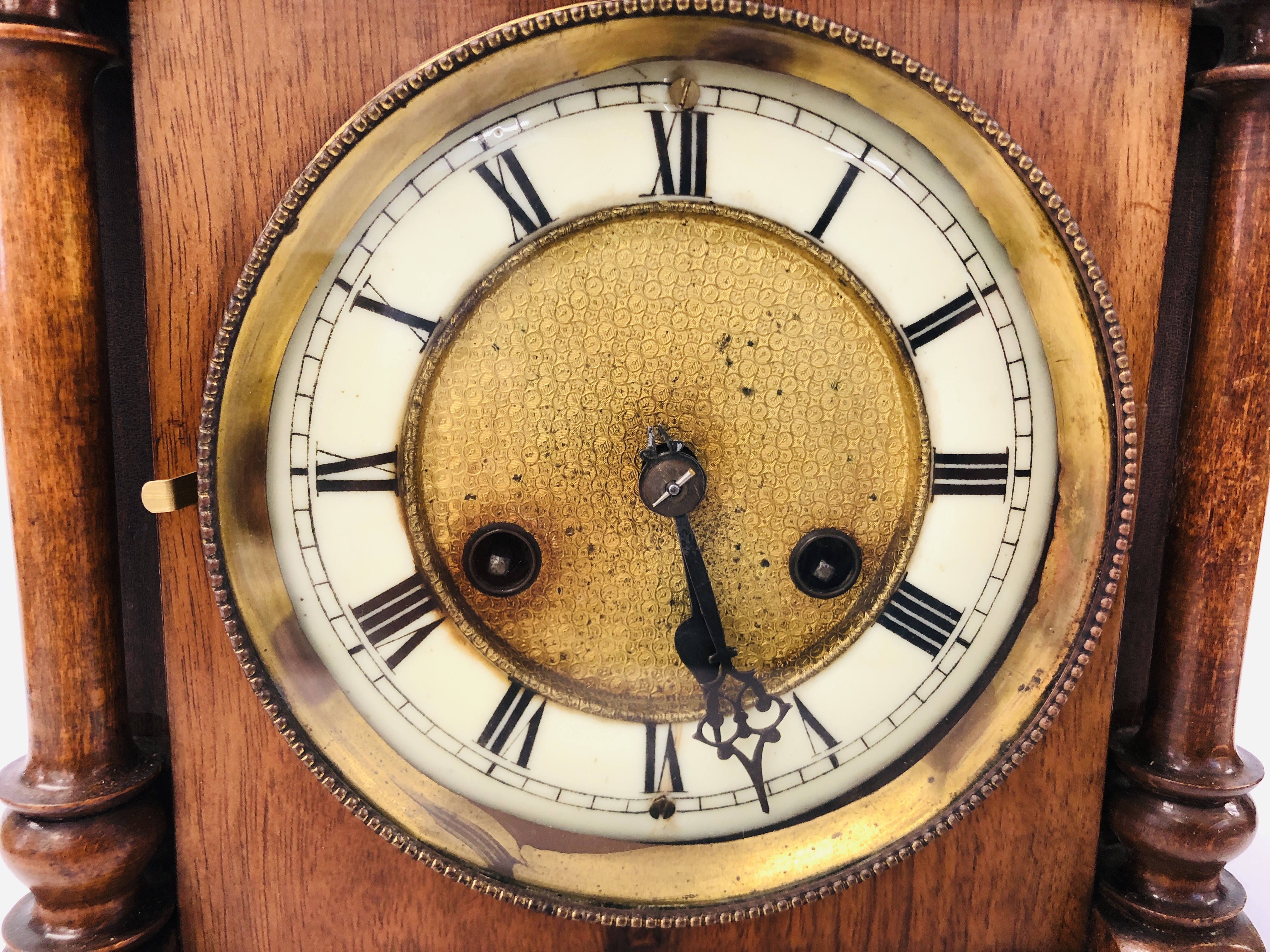 A OAK CASED MANTEL CLOCK WITH CARVED DETAIL AND PENDULUM H 39CM. - Image 3 of 8