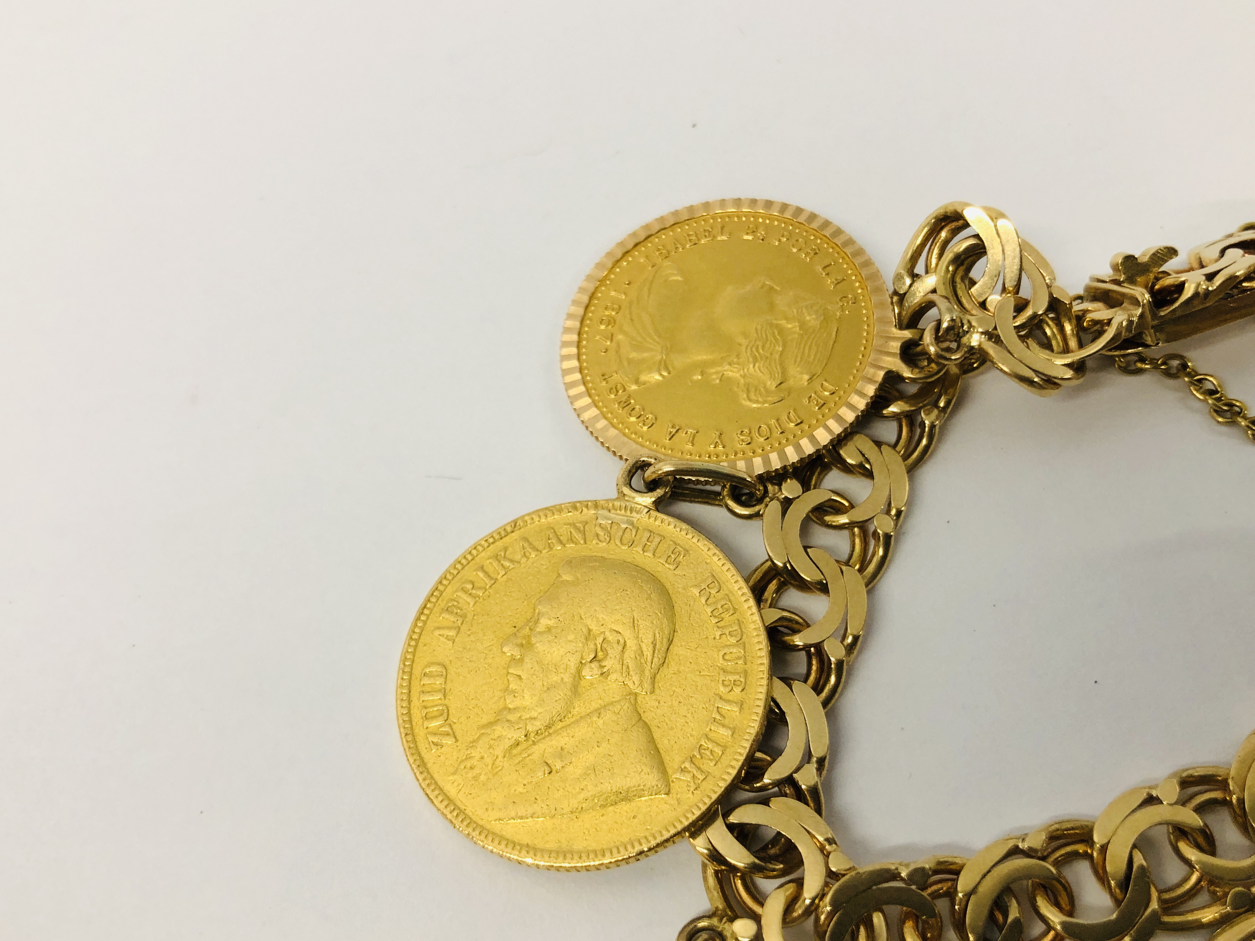 A YELLOW METAL BRACELET (CONTINENTAL MARKS) WITH NINE VARIOUS CHARMS/COINS ATTACHED TO INCLUDE :- - Image 6 of 11
